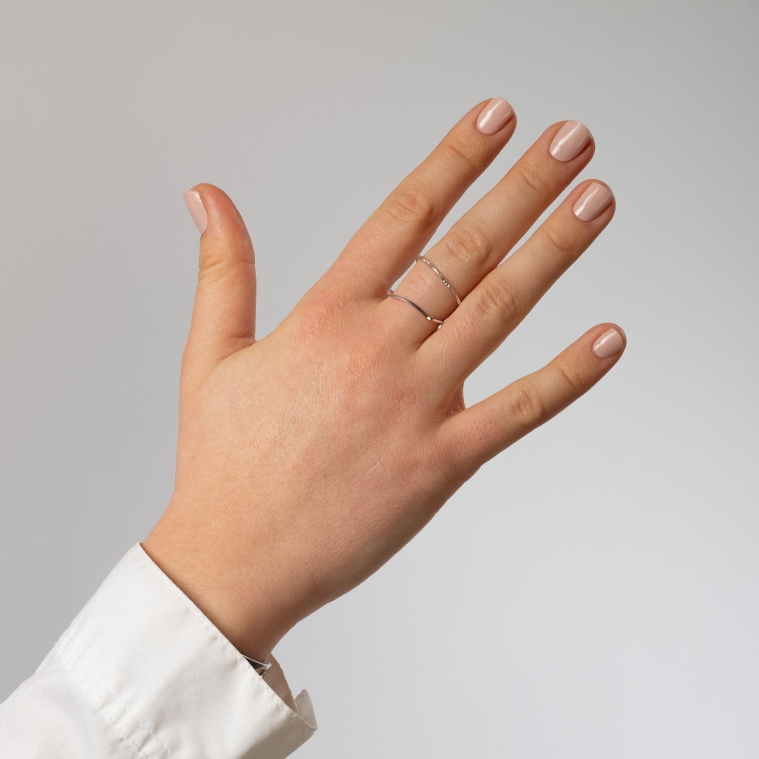 Få salongsnaglar hemma på 15 minuter med Naild-it gelstrips! 60% härdat gellack som appliceras enkelt som klistermärken och blir stenhårt på 60 sekunder under UV-lampa. Håller upp till 14+ dagar – utan kladd eller dyra salongsbesök. Perfekt passform, enkel borttagning. Naild-it – din hemmamanikyr!