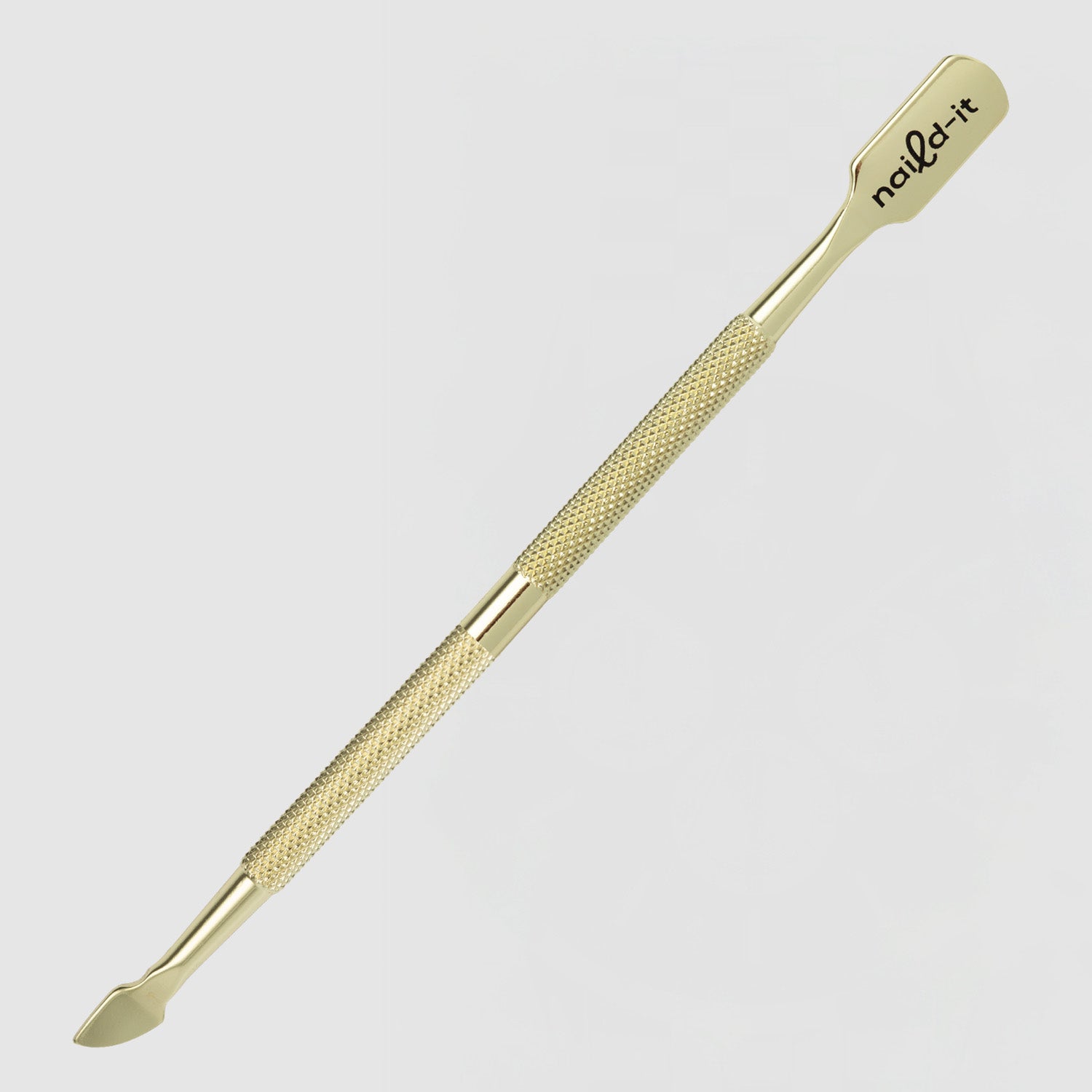 Vår nagelbandspusher, även kallad cuticle pusher, gör det enkelt att snabbt och skonsamt pusha tillbaka nagelbanden för korrekt nagelprep.