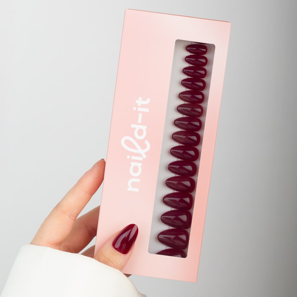 Bordeaux Almond press-on lösnaglar i almondform med djup vinröd nyans och glansig finish