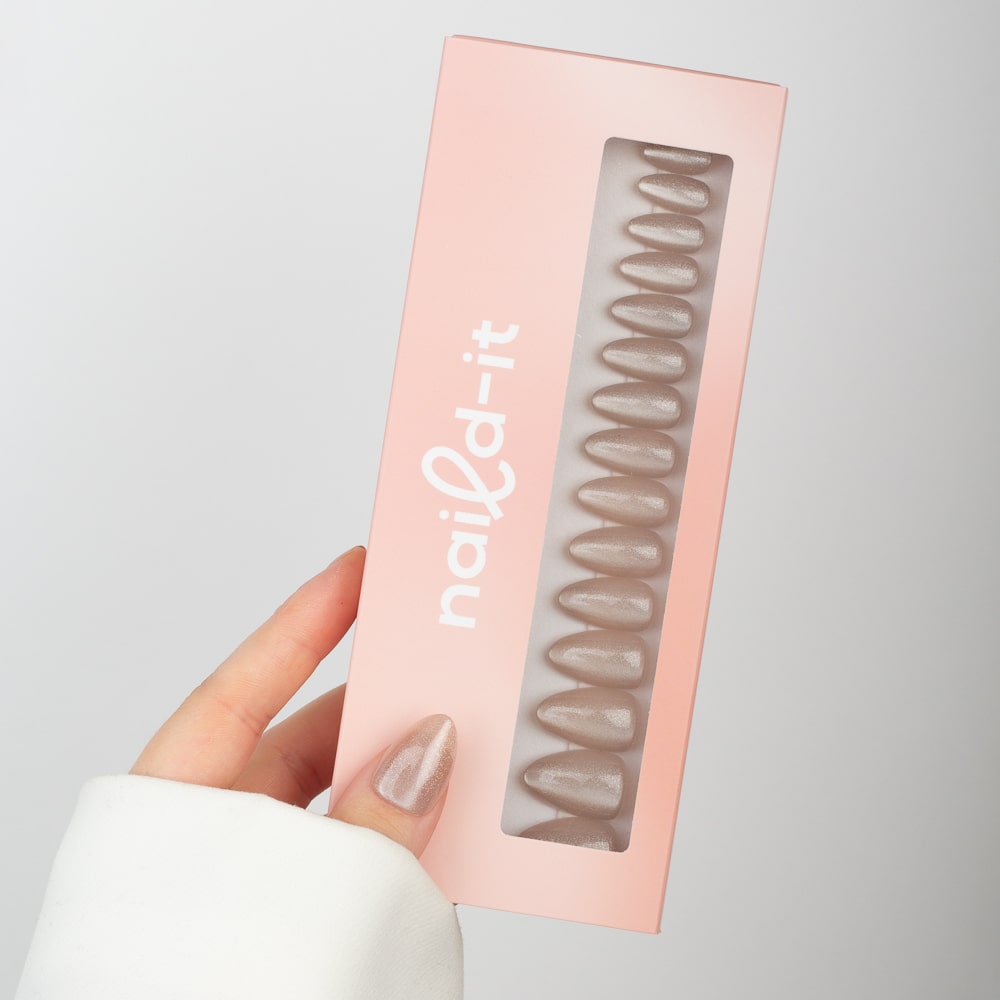 Cat Eye Cava Almond press-on lösnaglar i almondform med champagnebeige nyans och skimrande cat eye-effekt