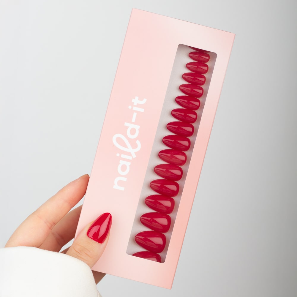 Lady Red Almond press-on lösnaglar i almondform med klassisk röd nyans och spegelblank finish