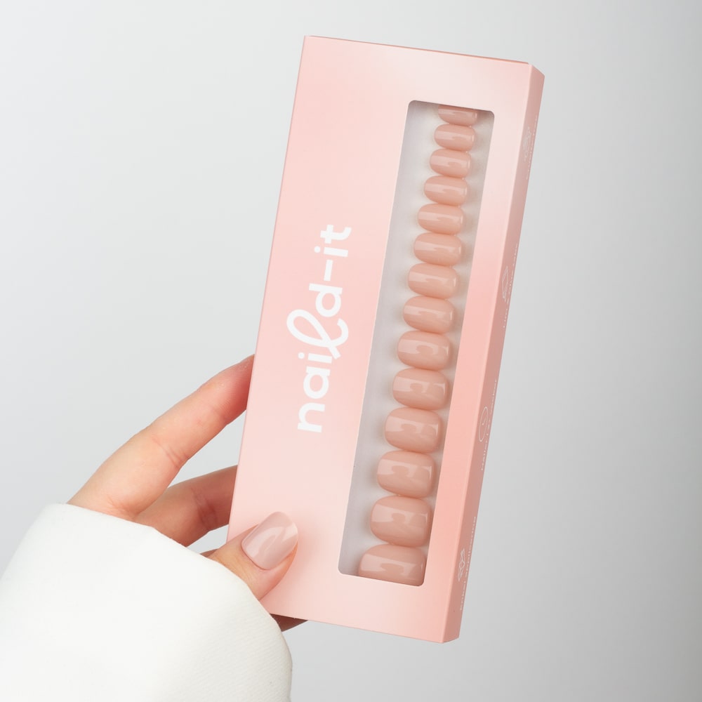 Nude Squoval Short press-on lösnaglar i kort squovalform med mjuk nude-nyans och naturlig finish