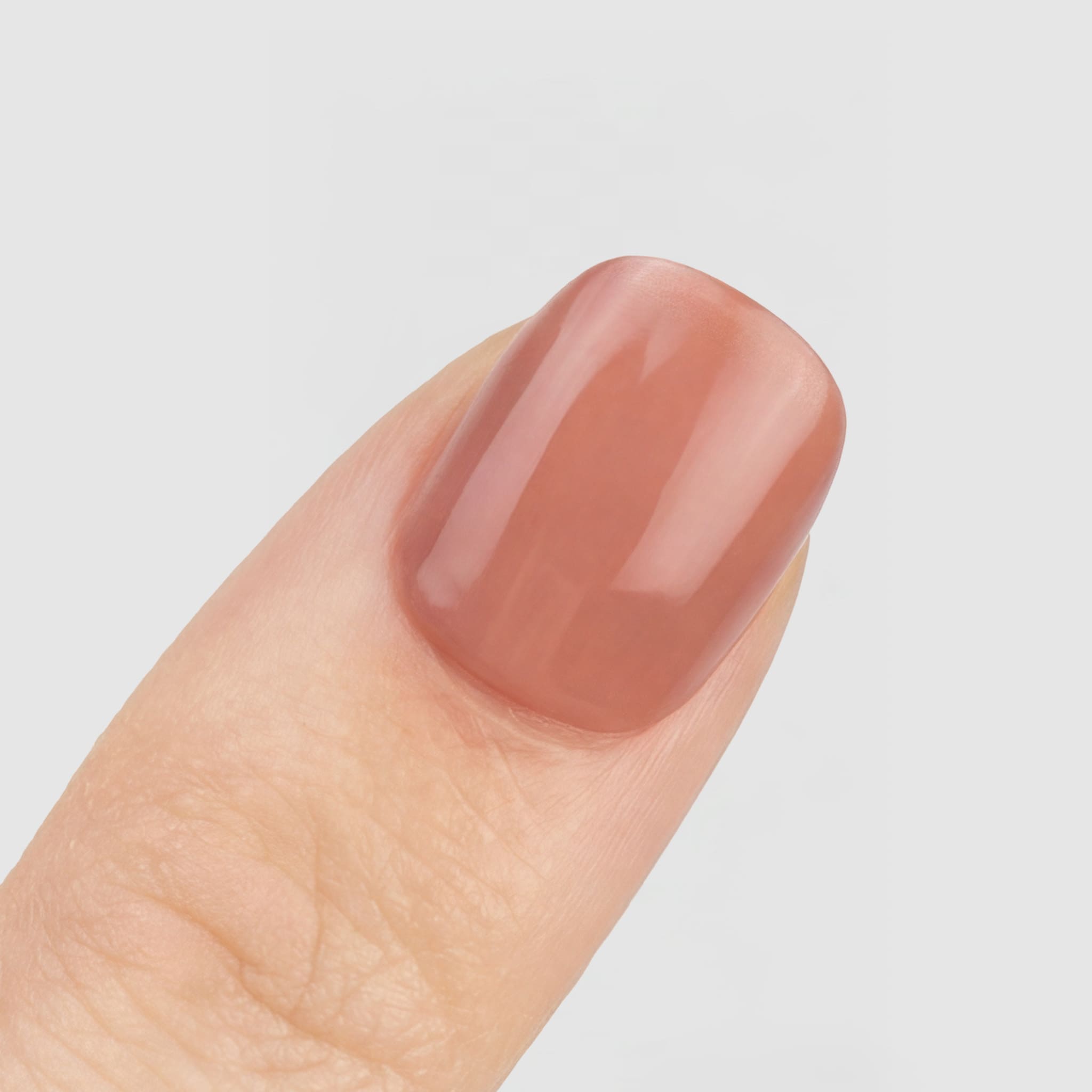 Närbild på Cinnamon Squoval nagel – brun tegelröd press on nagel med gel-liknande finish