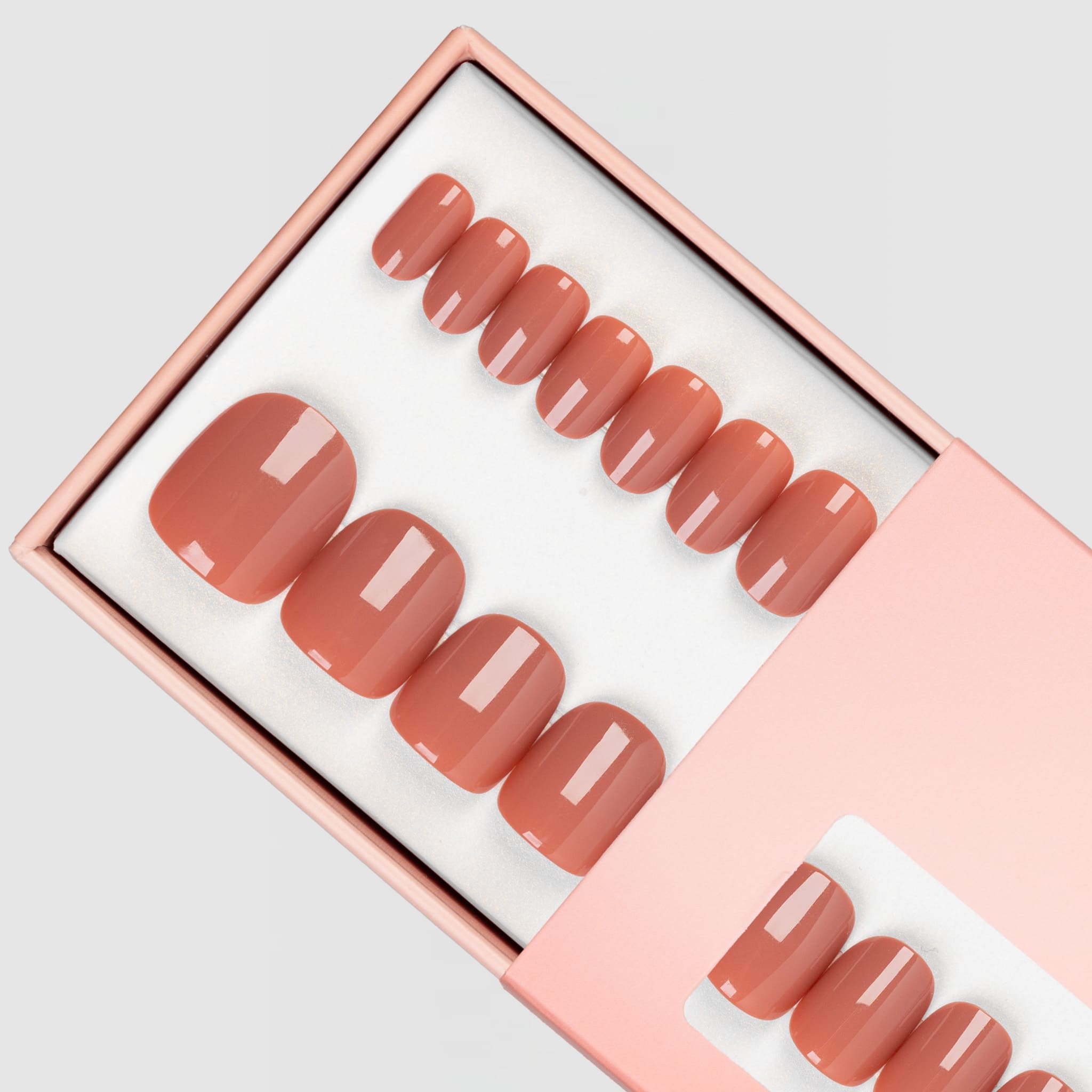 Cinnamon Squoval lösnaglar i förpackning – återanvändbara press on naglar i kanelbrun färg