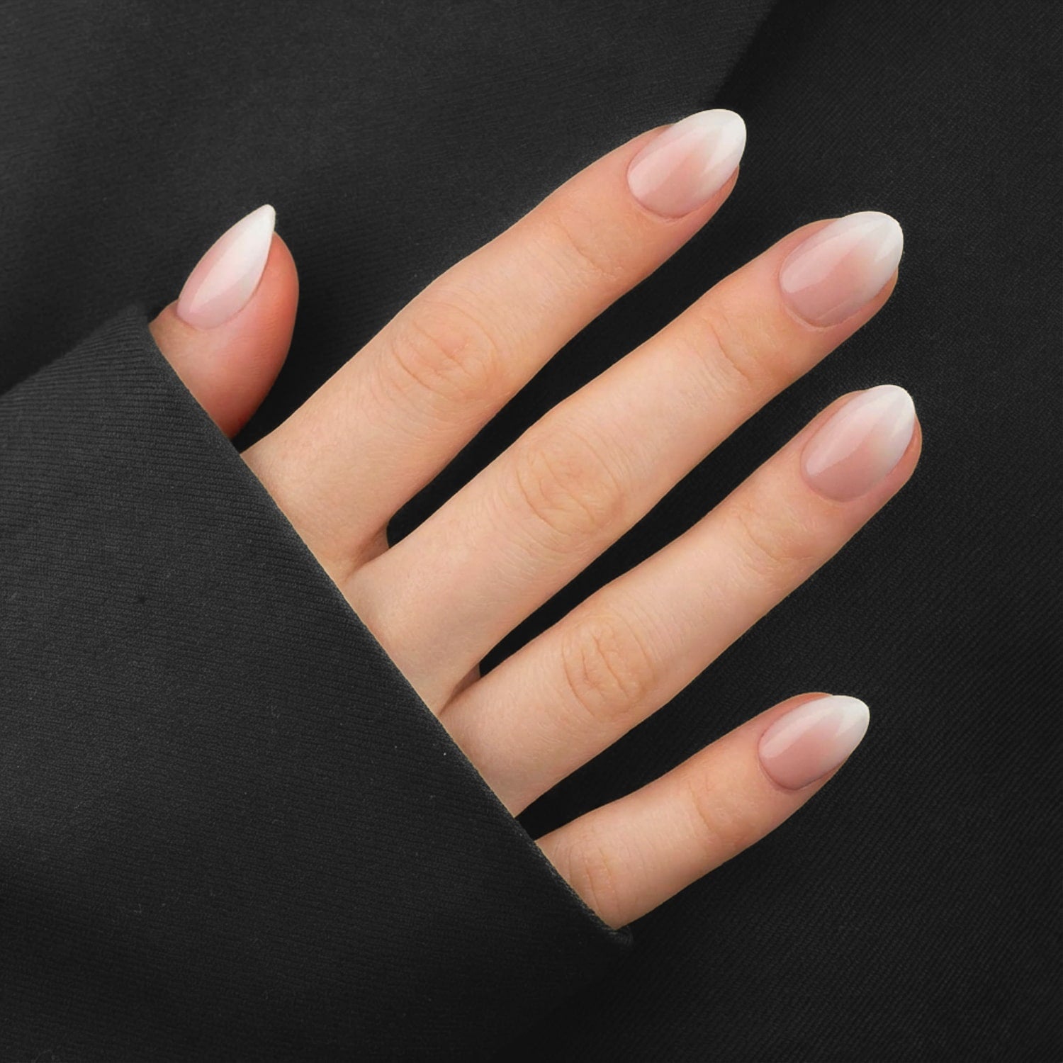 French Ombre Almond Short press-on lösnaglar i kort almondform med mjuk ombre-effekt från nude till vitt