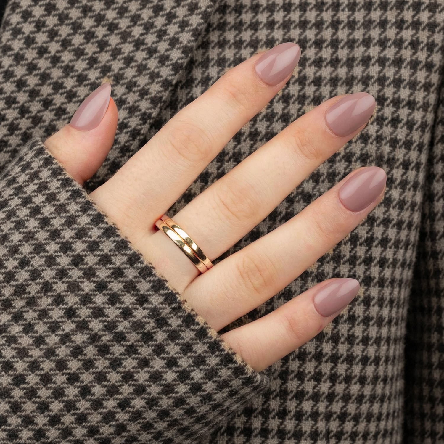 Mauve Almond Short press-on lösnaglar i kort almondform med elegant mauve-nyans och glansig finish