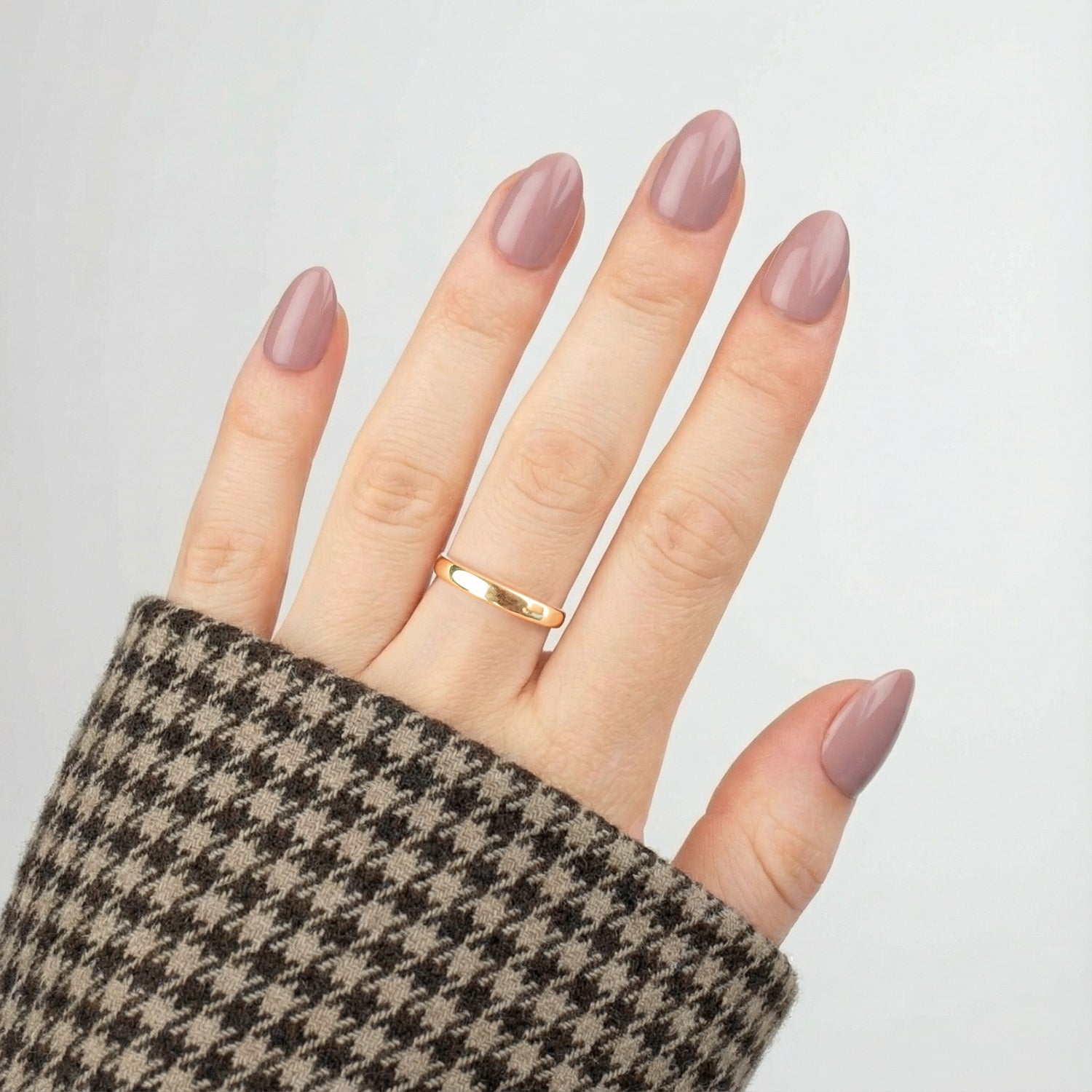 Mauve Almond Short press-on lösnaglar i kort almondform med elegant mauve-nyans och glansig finish