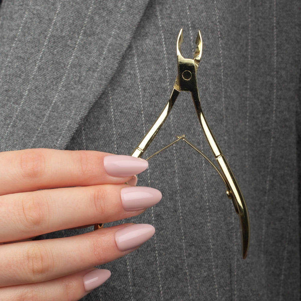 Nagelbandstång för nagelbandsvård och förberedelse inför applicering av press-on lösnaglar