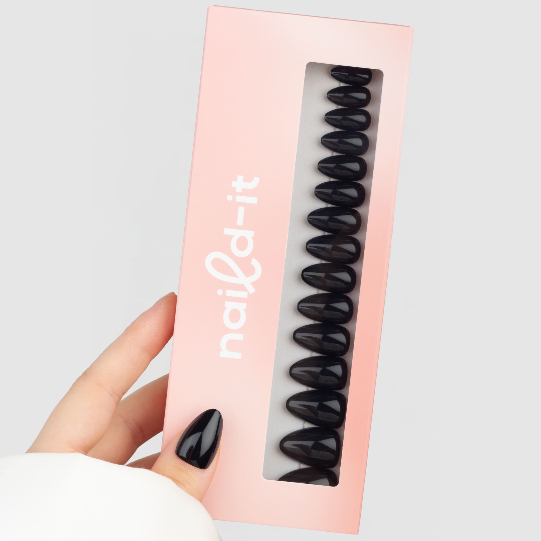 Svarta press-on lösnaglar i almondform med spegelblank finish och tidlös look. Återanvändbara naglar som håller upp till 2 veckor med lim eller glue tabs.