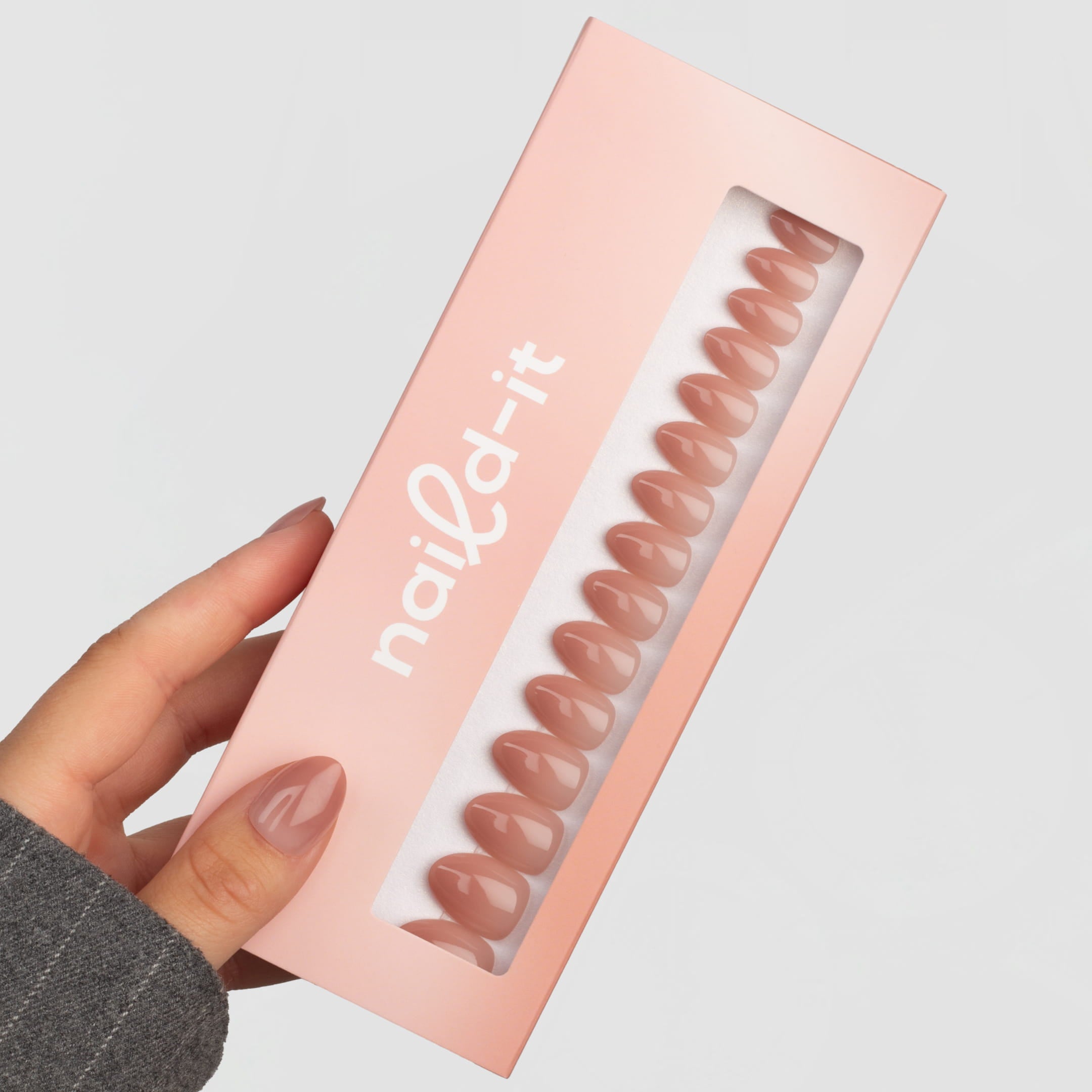 Nude Ombre Almond Short är våra senaste press-on naglar i en kortare och mer vardagsvänlig almond-form.
