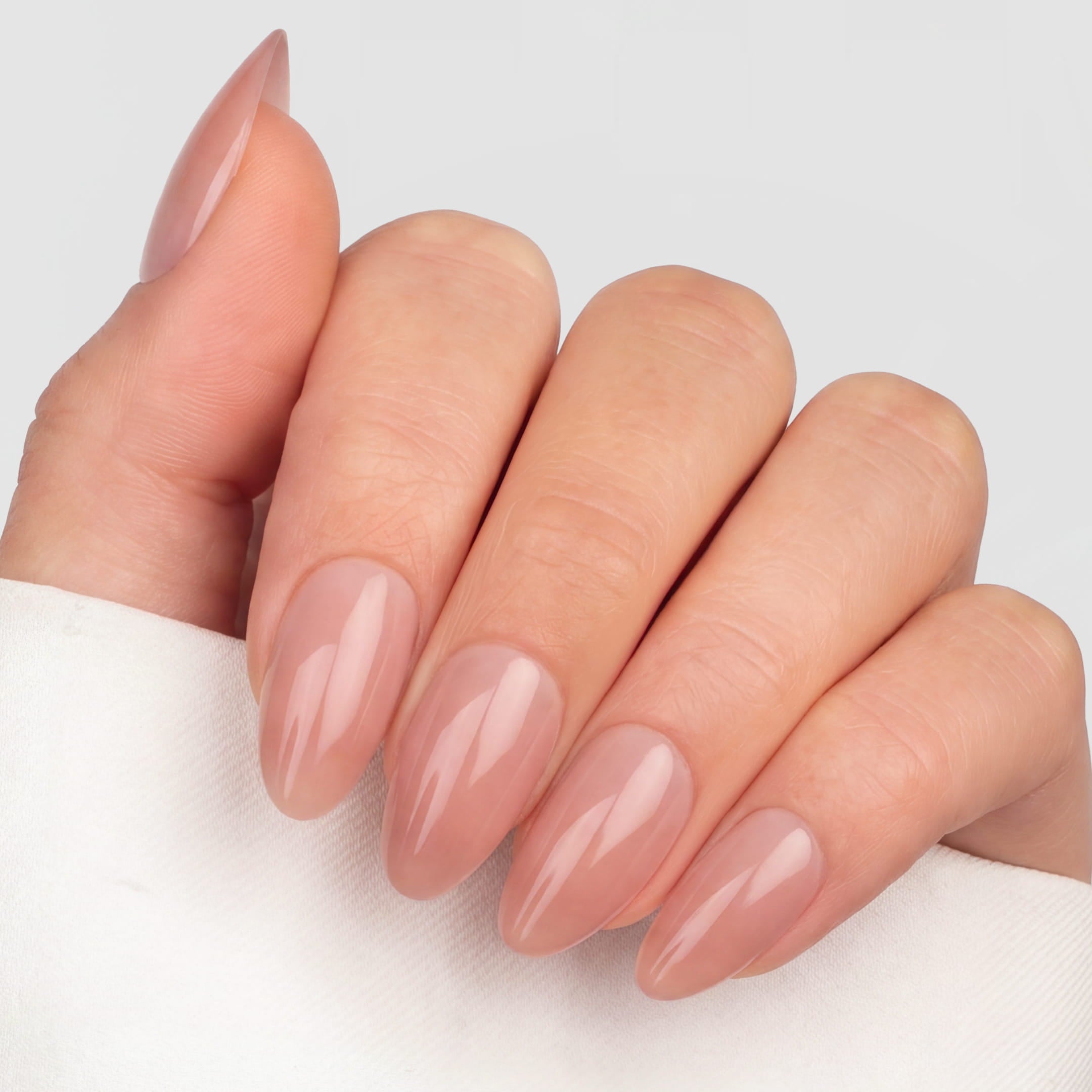 Nude Ombre Almond är våra senaste press-on naglar i den populära almond-formen.