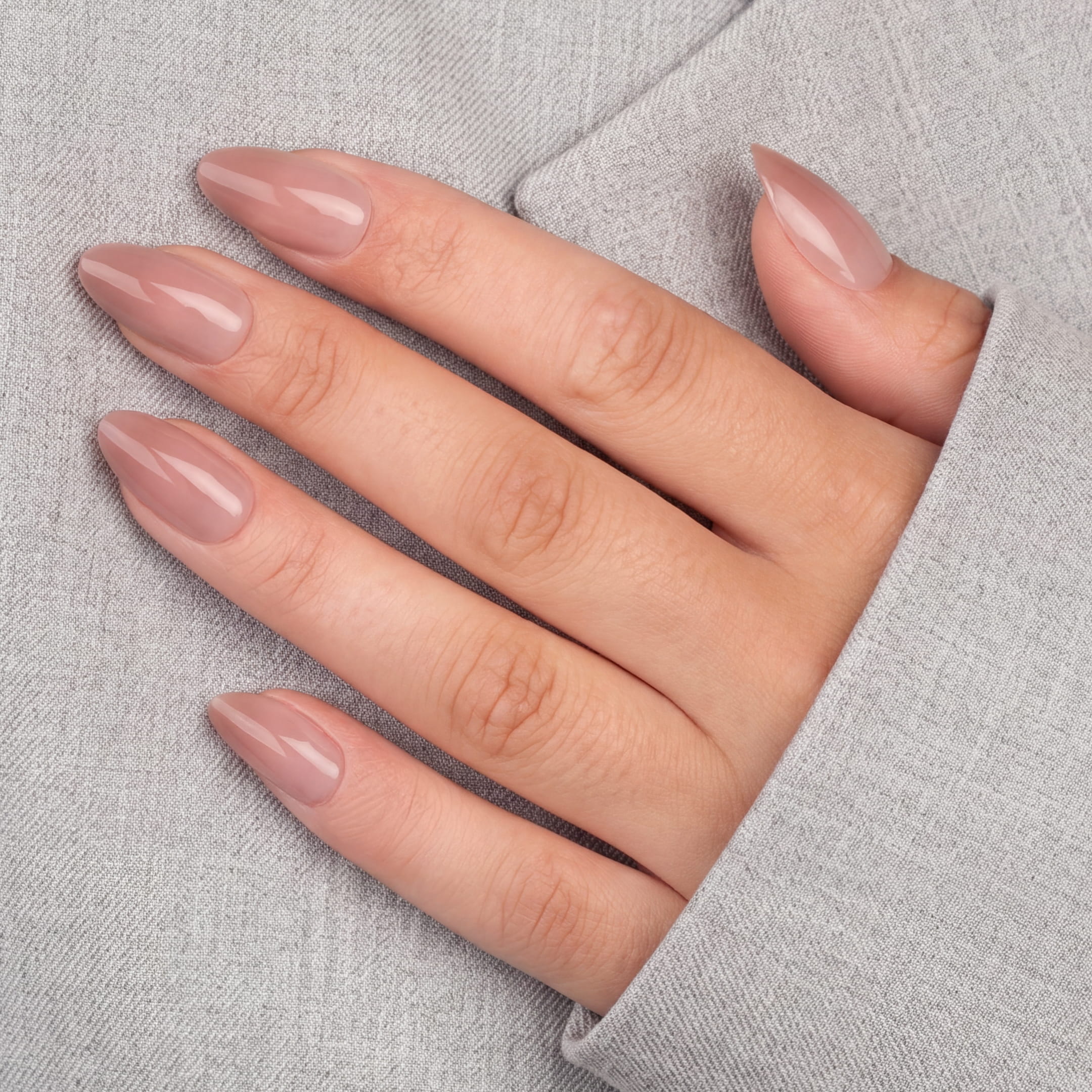 Nude Ombre Almond är våra senaste press-on naglar i den populära almond-formen.