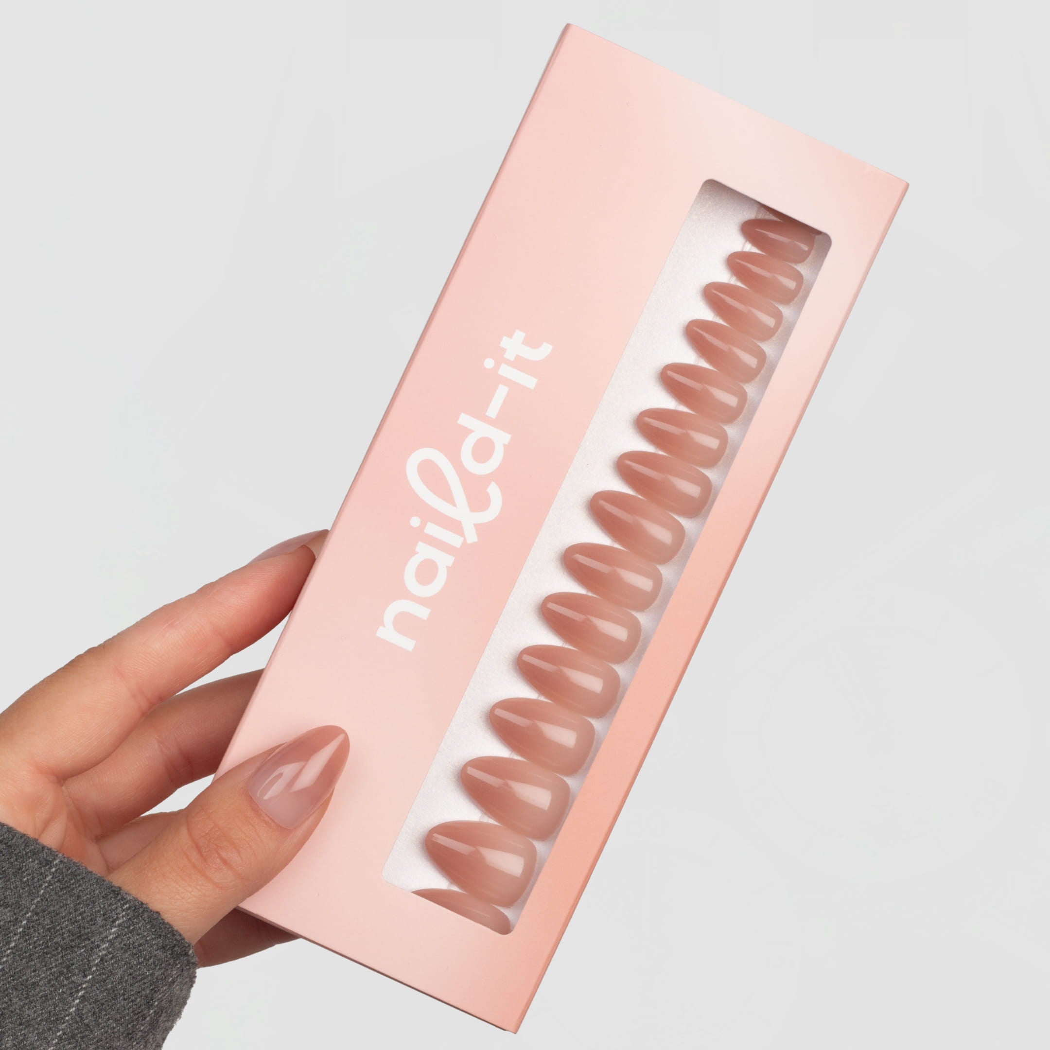 Nude Ombre Almond är våra senaste press-on naglar i den populära almond-formen.