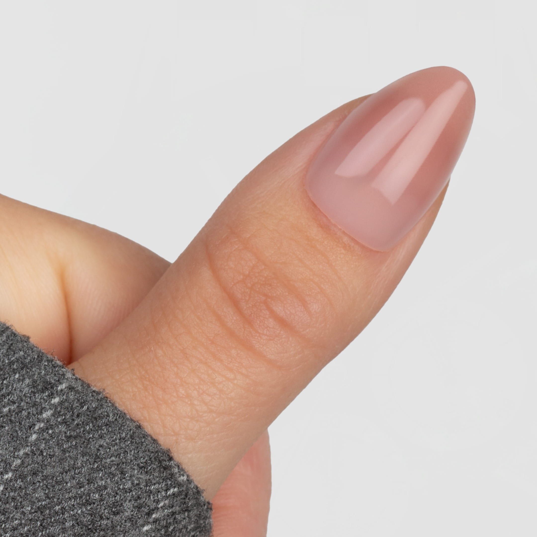 Nude Ombre Almond är våra senaste press-on naglar i den populära almond-formen.