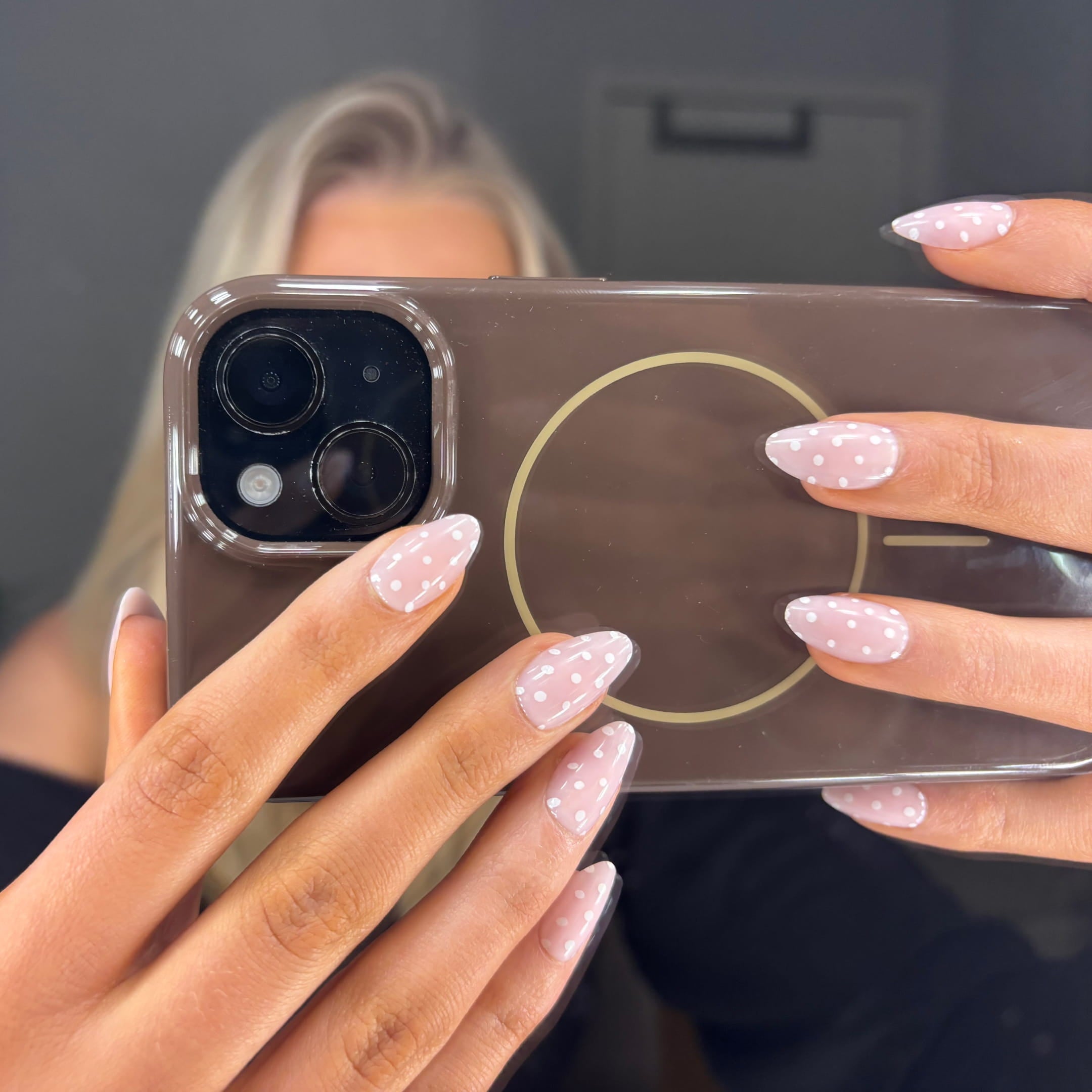 Rosa prickiga press-on naglar i almond-form med glansig finish.