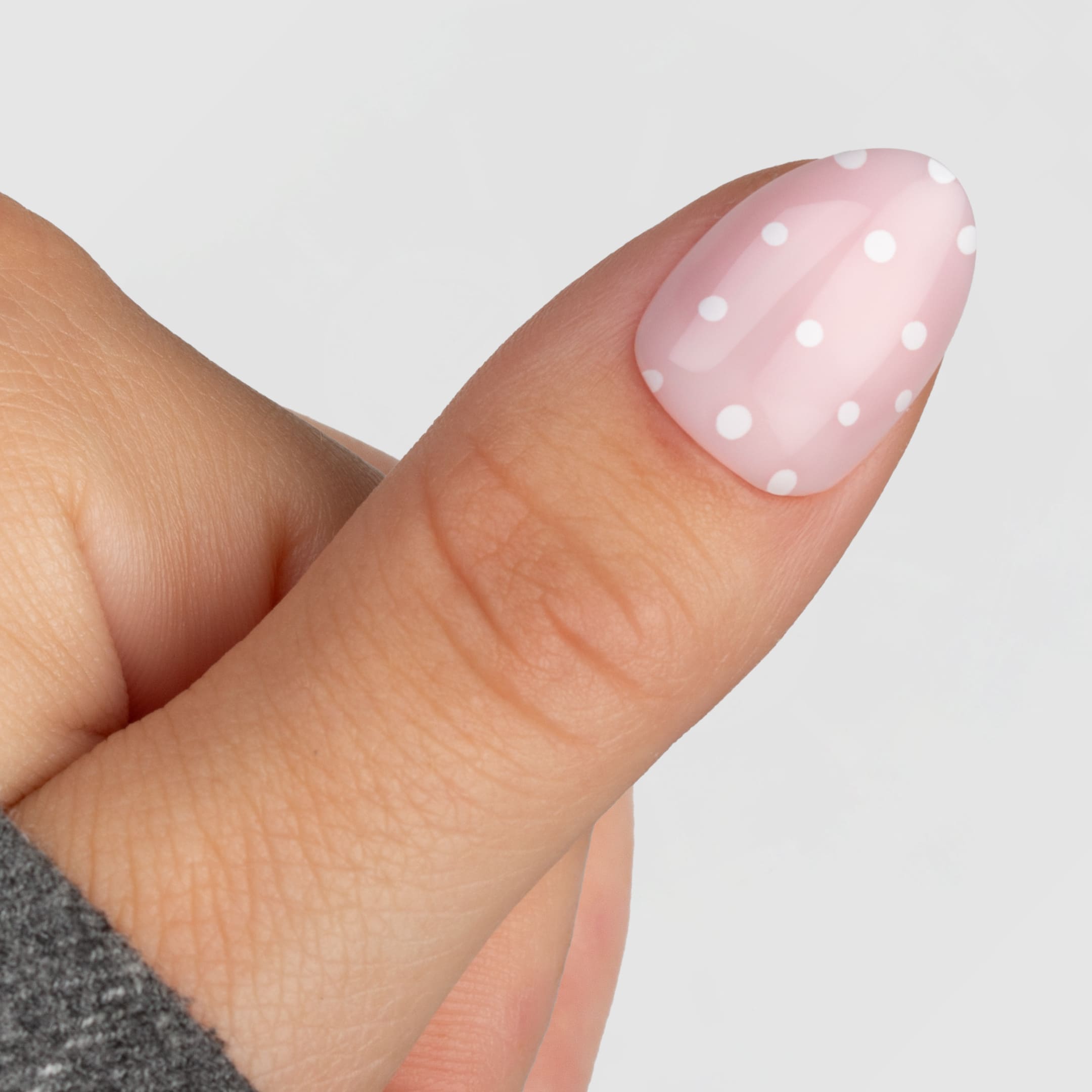 Pink Polka Almond Short är en ljusrosa press-on med vita prickar i vår populära kortare almond short-form.