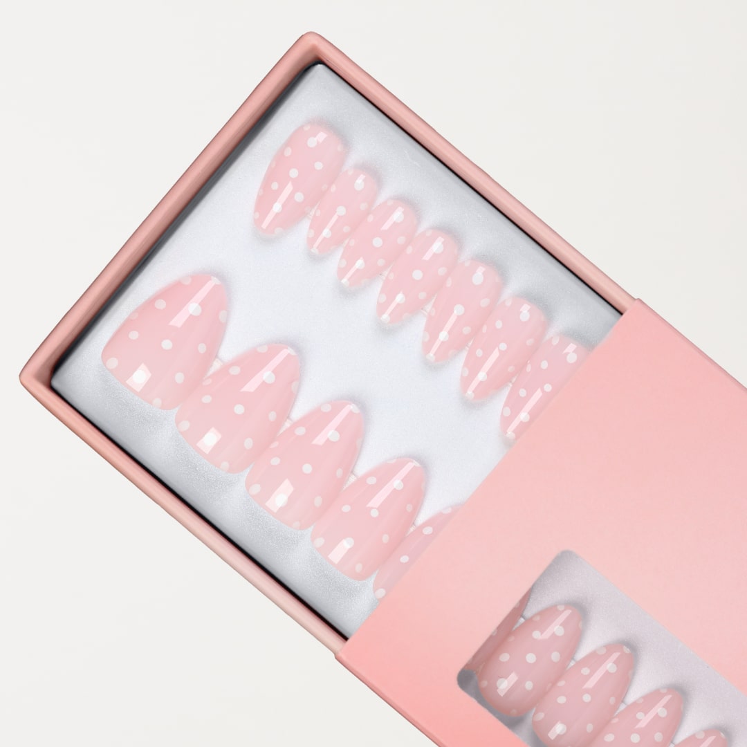 Rosa prickiga press-on naglar i almond-form med glansig finish.