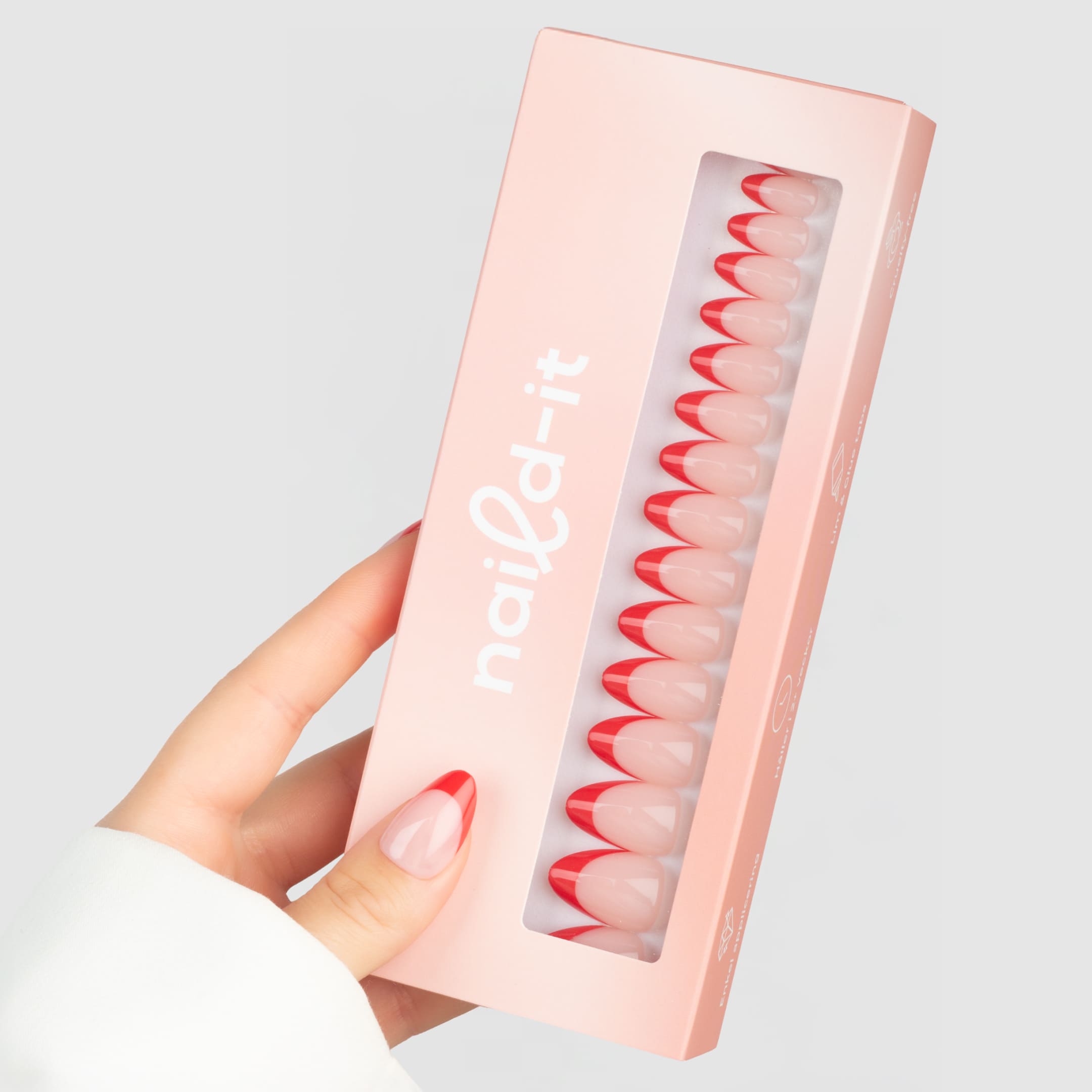 Press-on lösnaglar i almondform med röd fransk tipp och naturlig bas. Återanvändbara naglar som håller upp till 2 veckor med lim eller glue tabs.