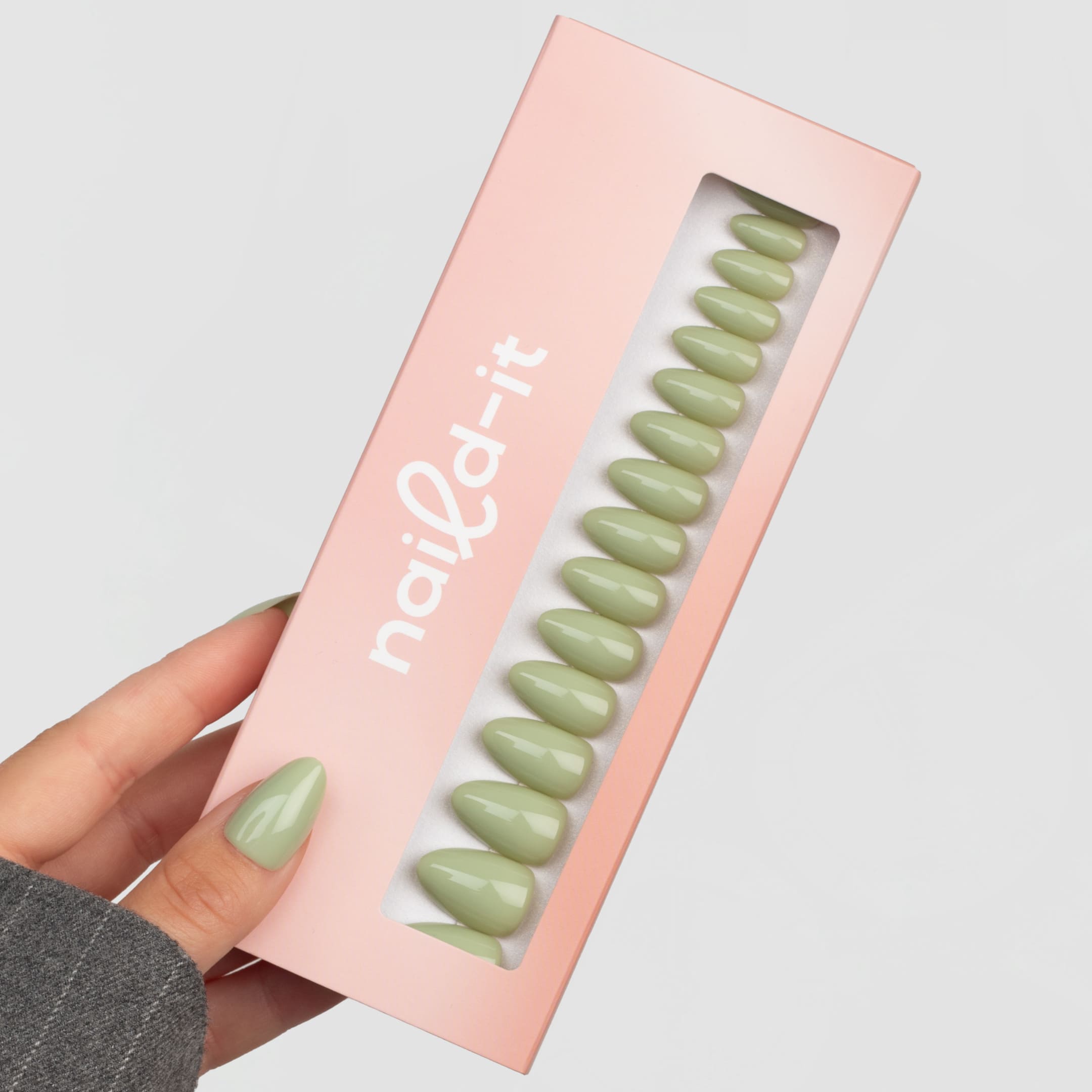 Pistachio Almond är press-on naglar i en mjuk pistagegrön