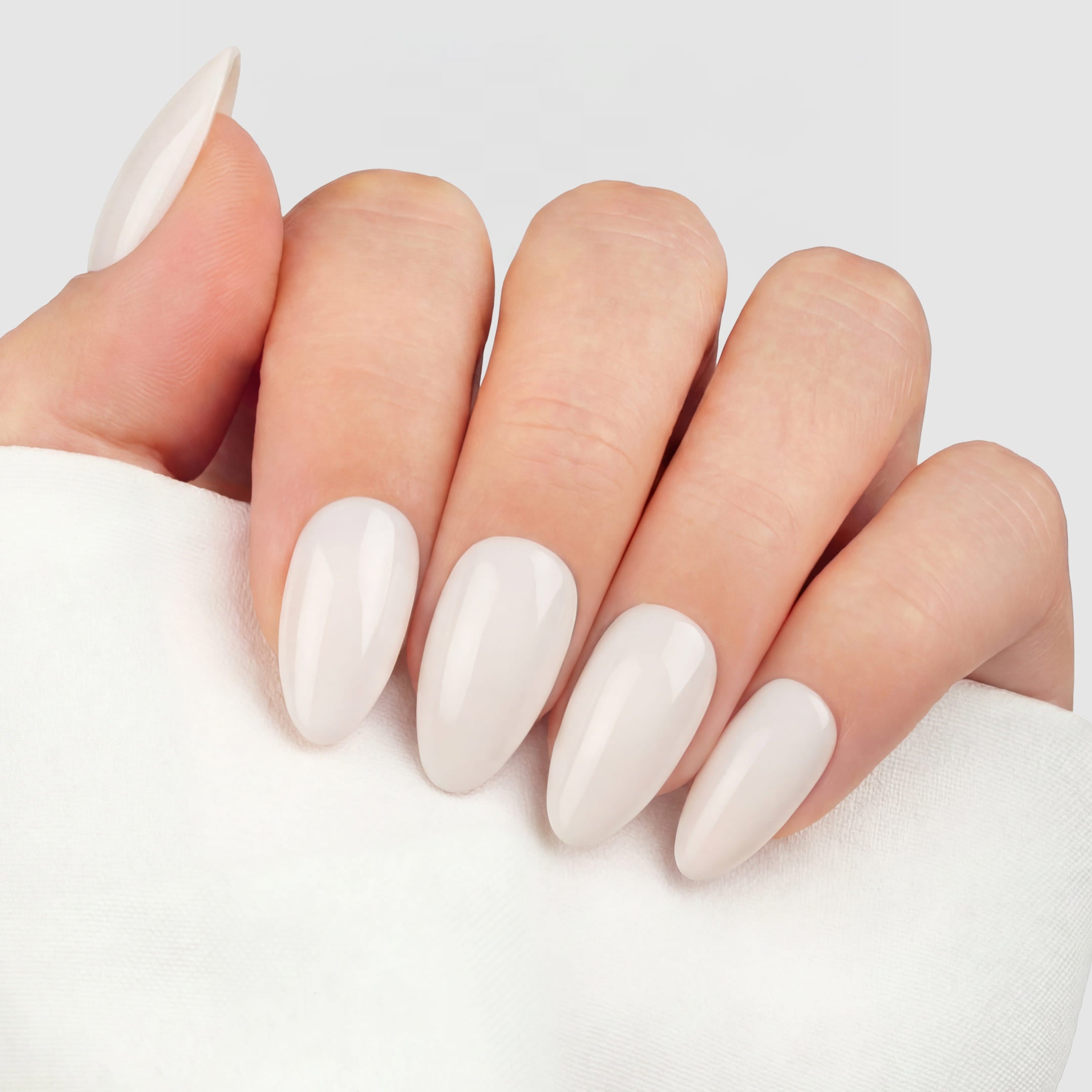 Krämvita press on naglar i almondform – mjuk och naturlig look