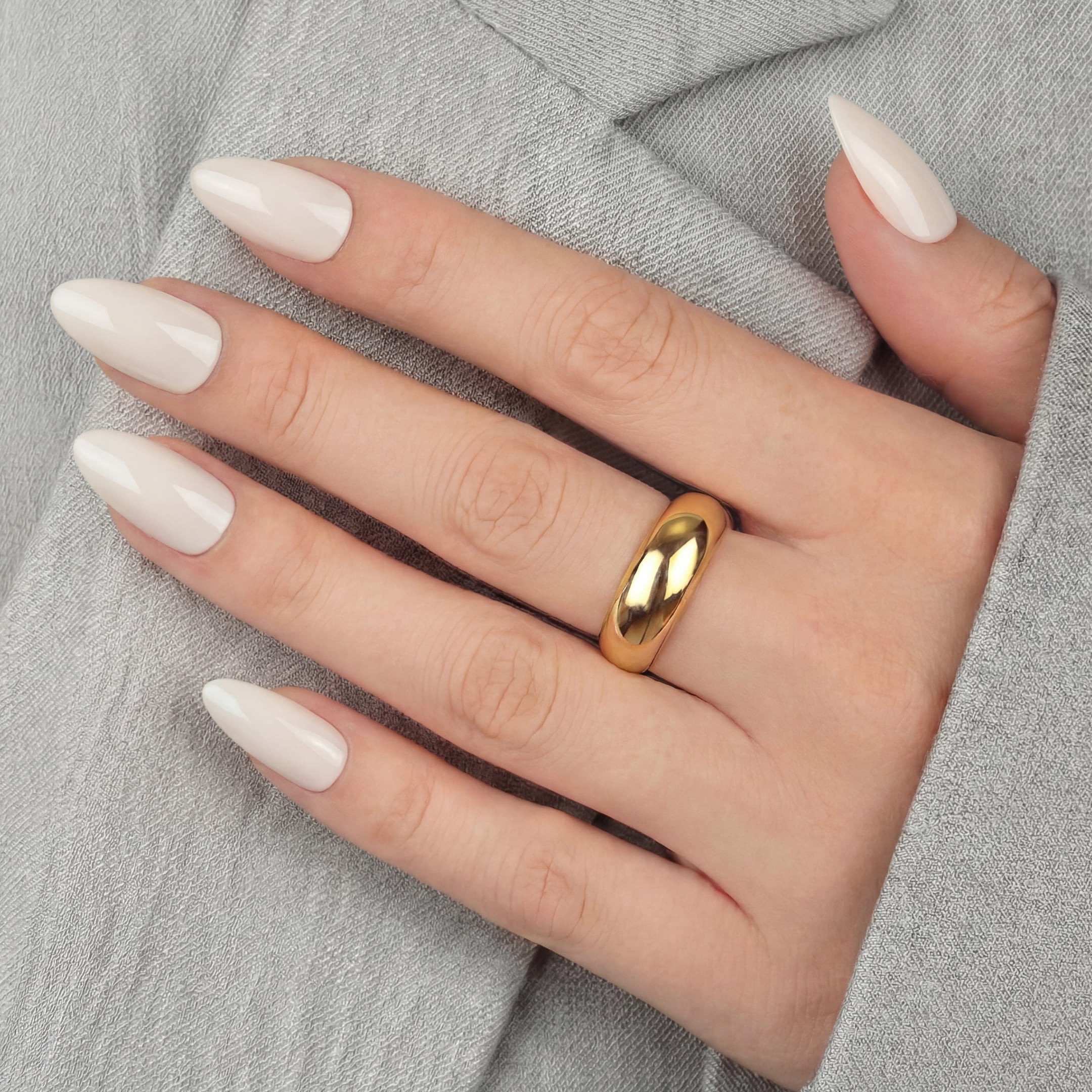 Krämvita press on naglar i almondform – mjuk och naturlig look