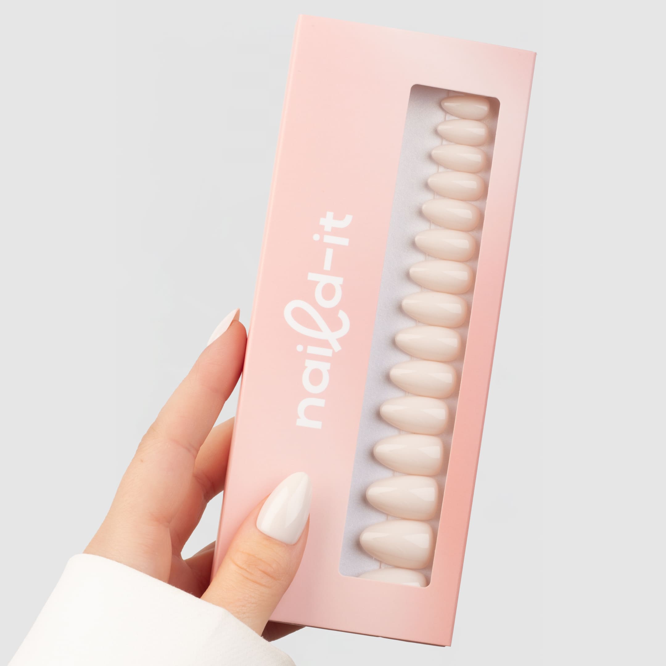 Krämvita press on naglar i almondform – mjuk och naturlig look