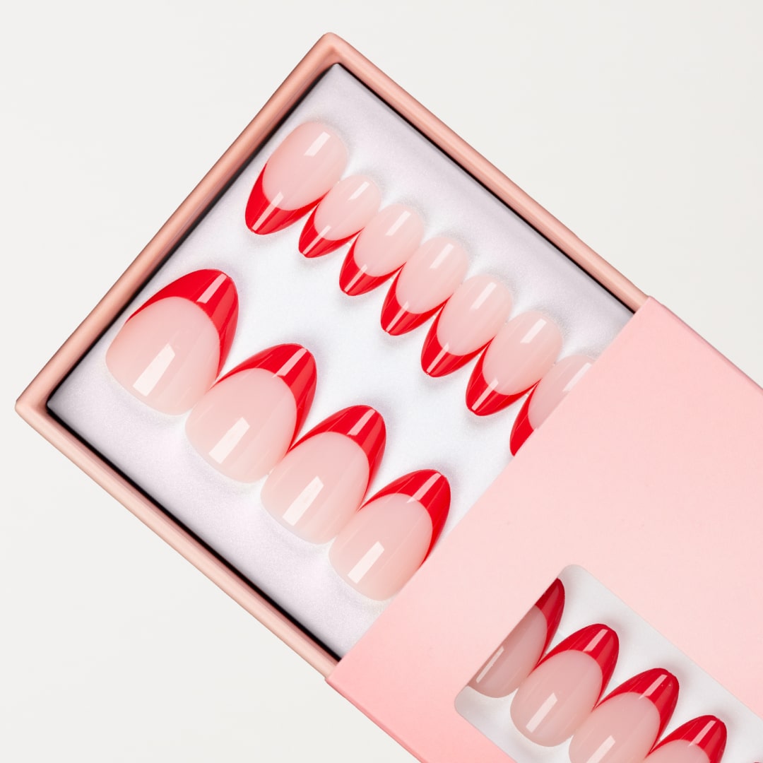 Röda franska press-on naglar i almond-form med glansig finish.