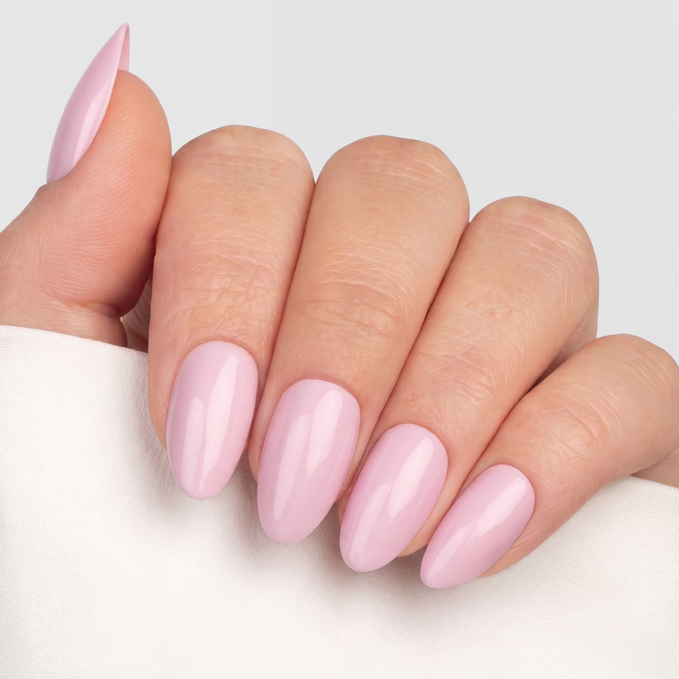Rose Petal Almond är press-on naglar i en mjuk rosaton med högblank, gel-liknande finish. Den romantiska färgen är inspirerad av nyutslagna rosenblad och ger ett elegant, feminint uttryck som aldrig går ur stil.