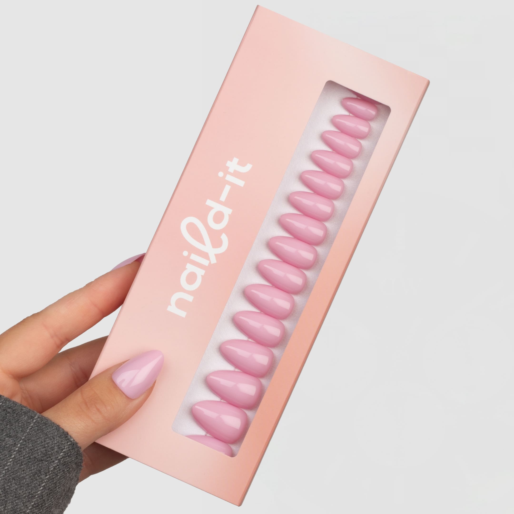 Rose Petal Almond är press-on naglar i en mjuk rosaton med högblank, gel-liknande finish. Den romantiska färgen är inspirerad av nyutslagna rosenblad och ger ett elegant, feminint uttryck som aldrig går ur stil.