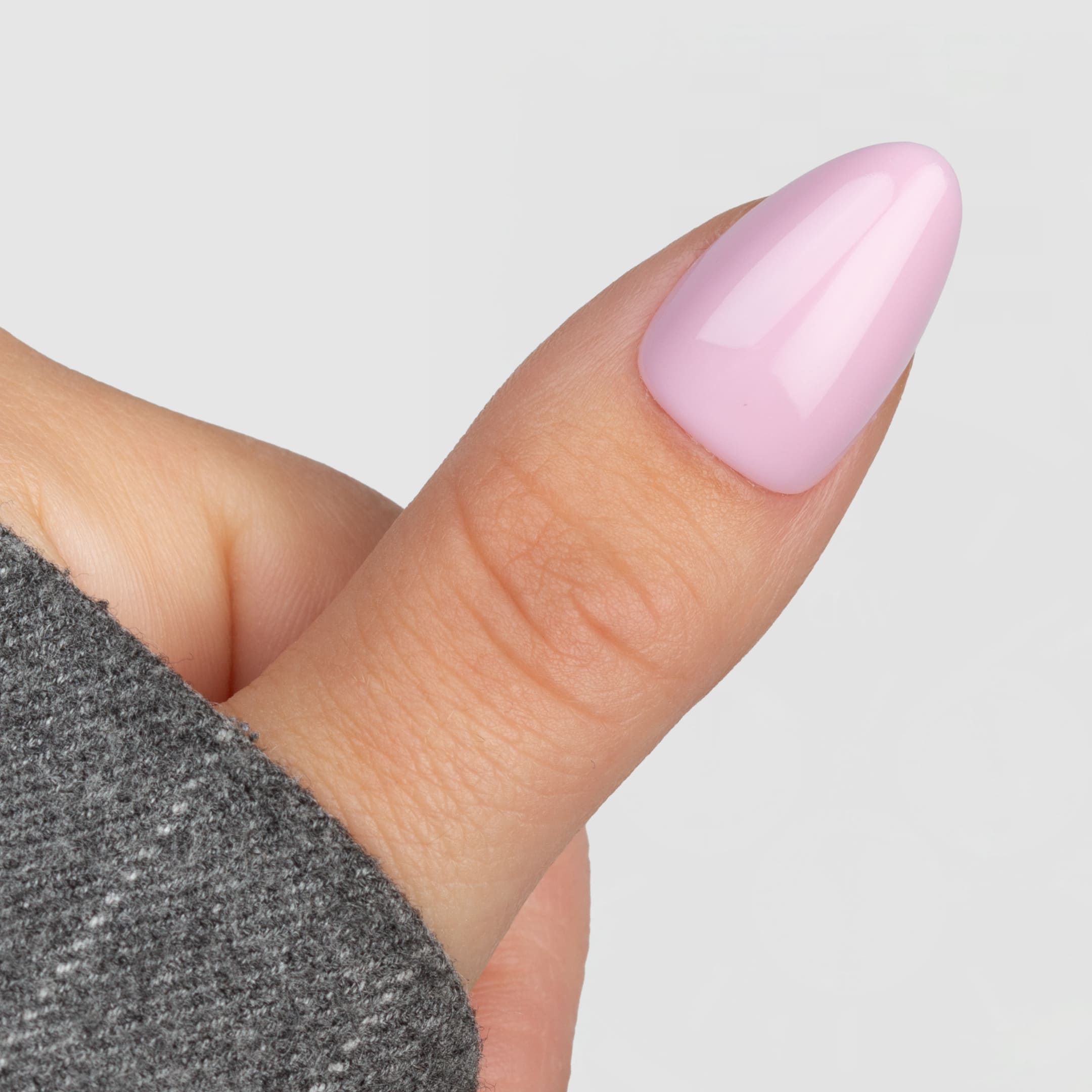 Rose Petal Almond är press-on naglar i en mjuk rosaton med högblank, gel-liknande finish. Den romantiska färgen är inspirerad av nyutslagna rosenblad och ger ett elegant, feminint uttryck som aldrig går ur stil.