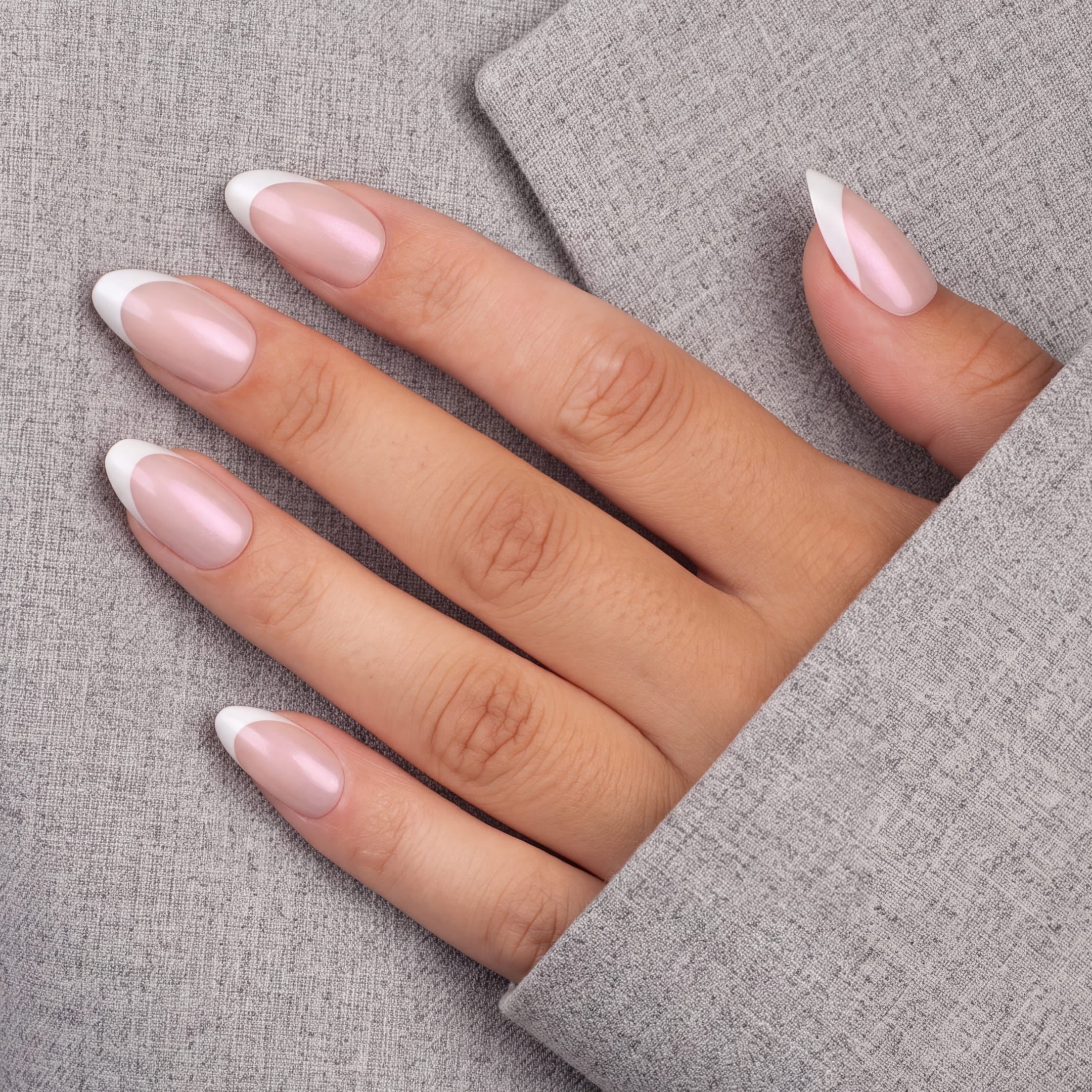 Shimmer French Tip Almond är en press-on i vår klassiska almond-form, med en mjuk rosa bas och klassiska vita tippar.