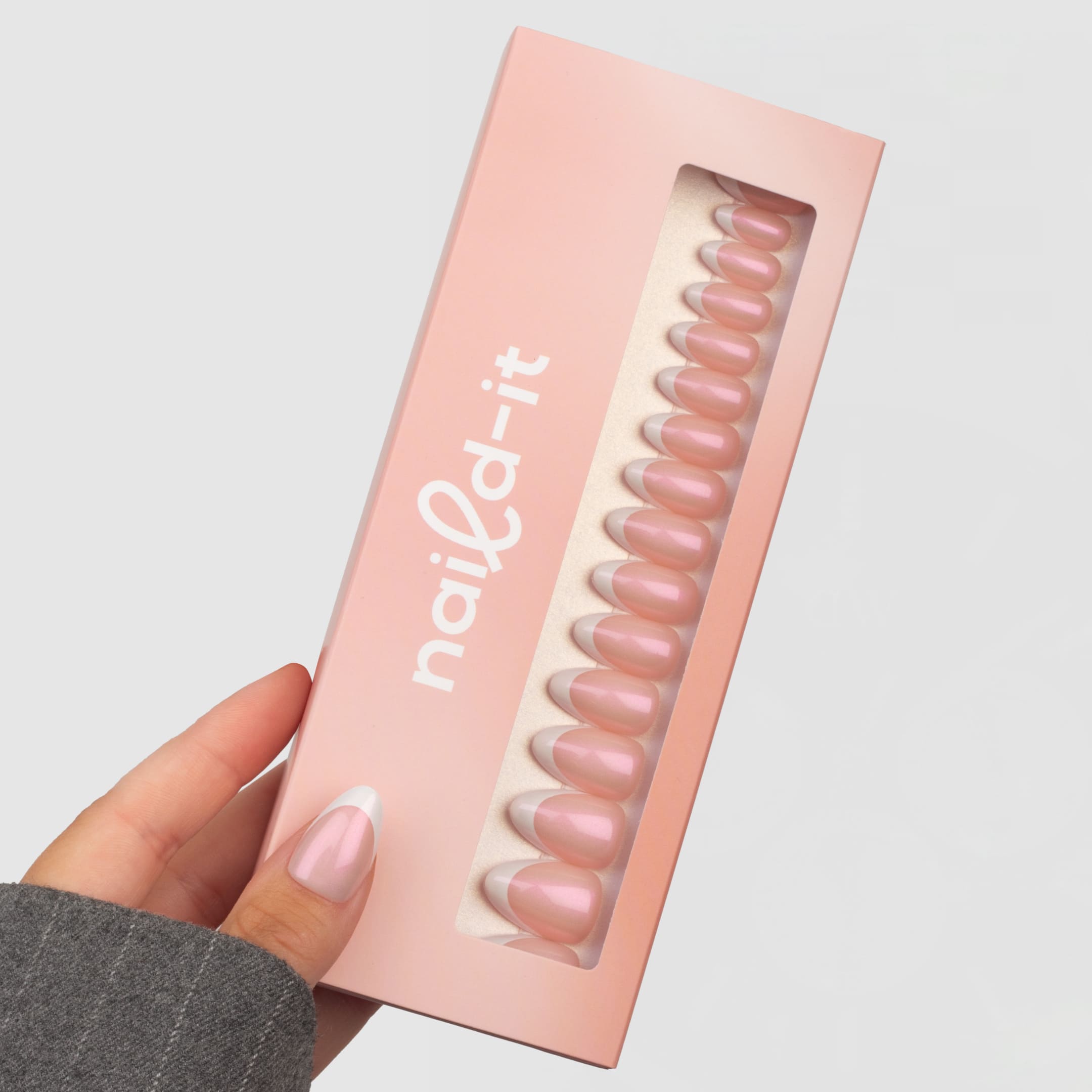 Shimmer French Tip Almond är en press-on i vår klassiska almond-form, med en mjuk rosa bas och klassiska vita tippar.