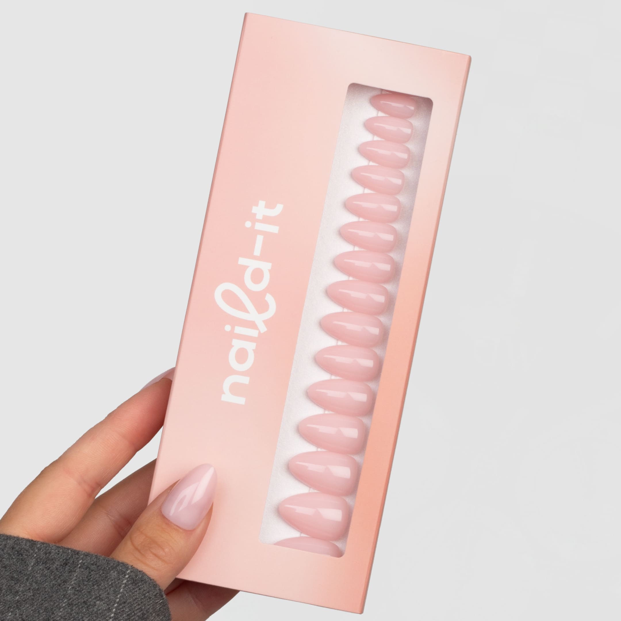 Soft Pink Almond rosa långa enfärgade lösnaglar press-on naglar Naild-it med lim ocg glue tabs