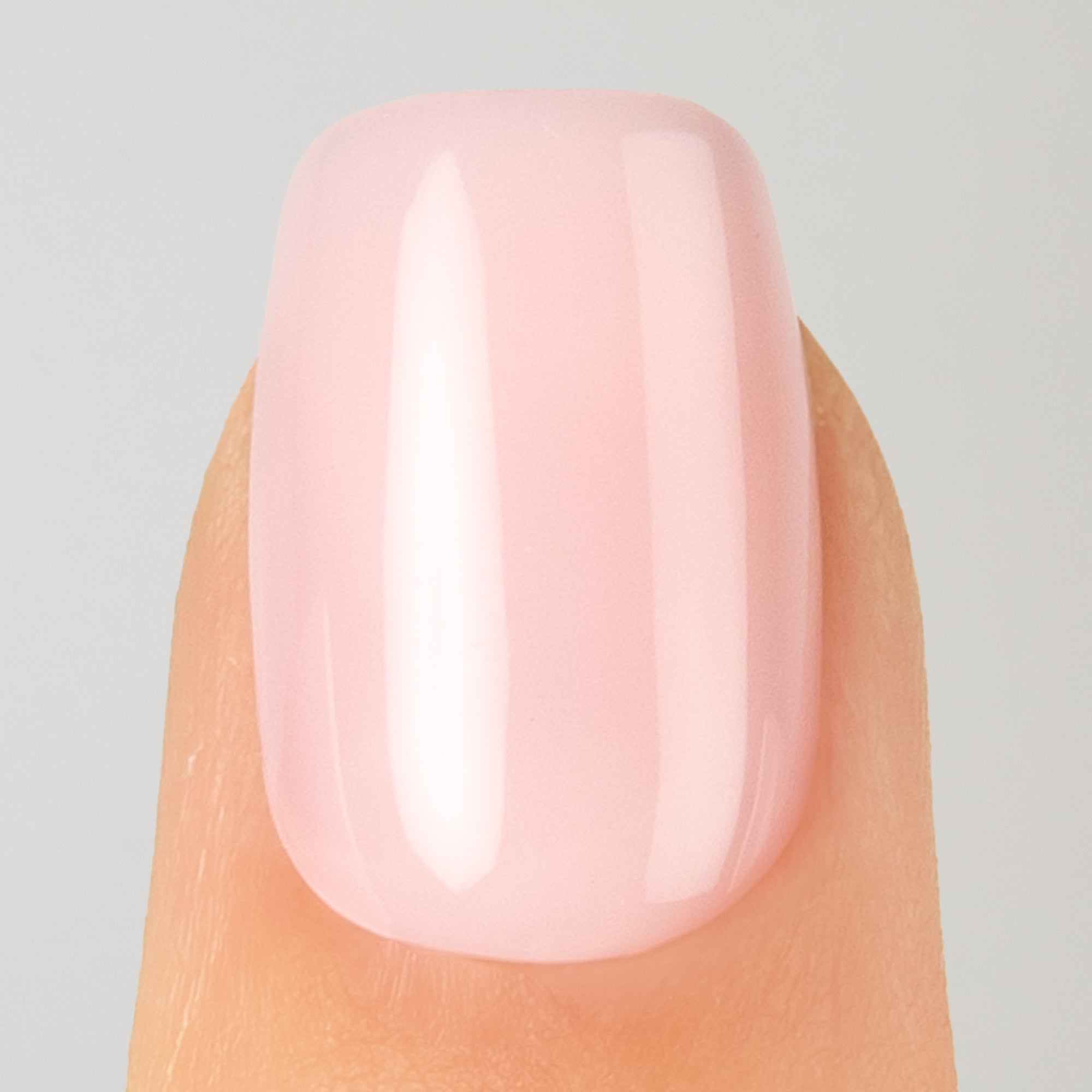 Mjukt rosa press-on naglar i square-form med naturlig och elegant look. Återanvändbara naglar som håller upp till 2 veckor med lim eller glue tabs.