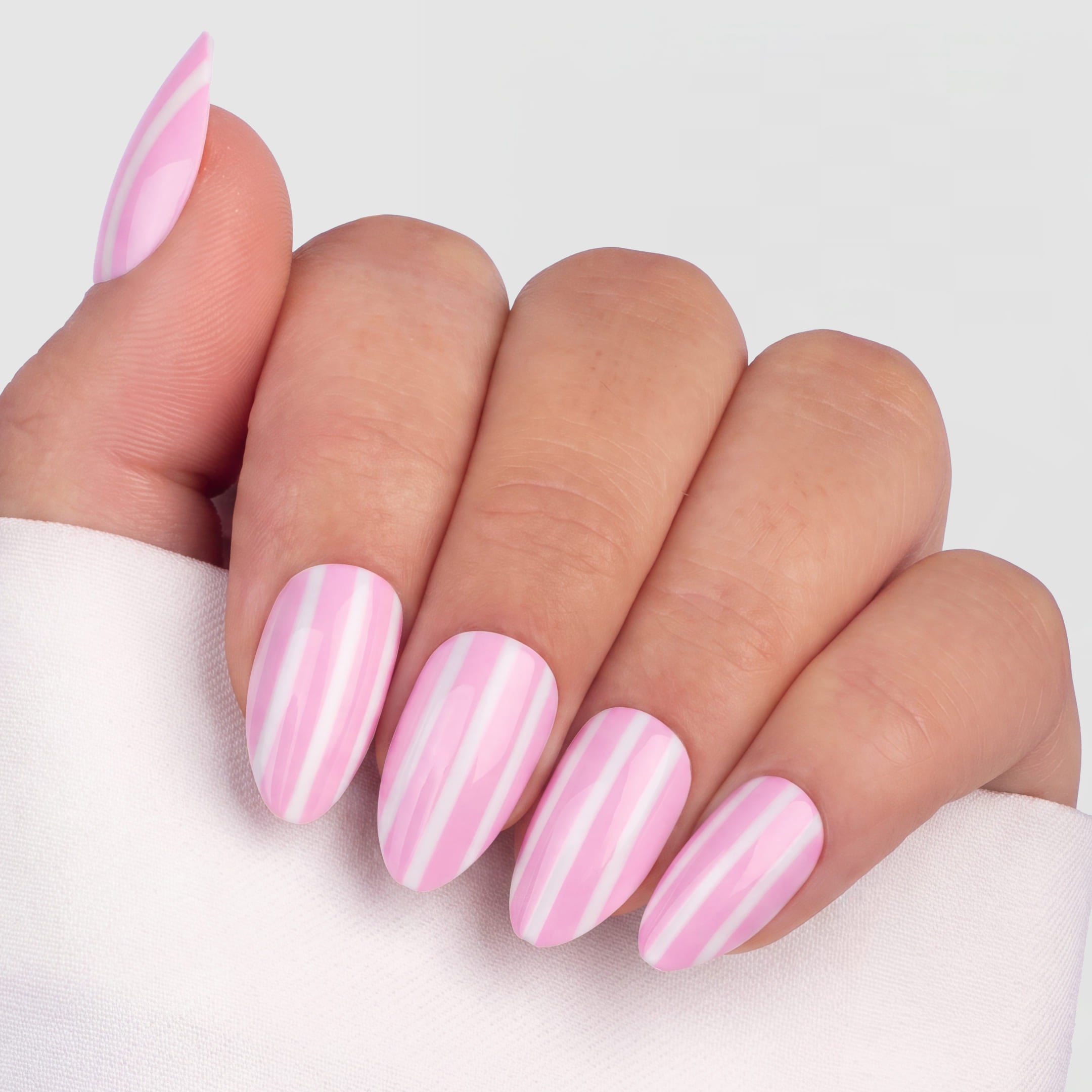 Sorbet Stripes Almond är press-on naglar i vår klassiska almond-form med en randig design i rosa och vita toner.