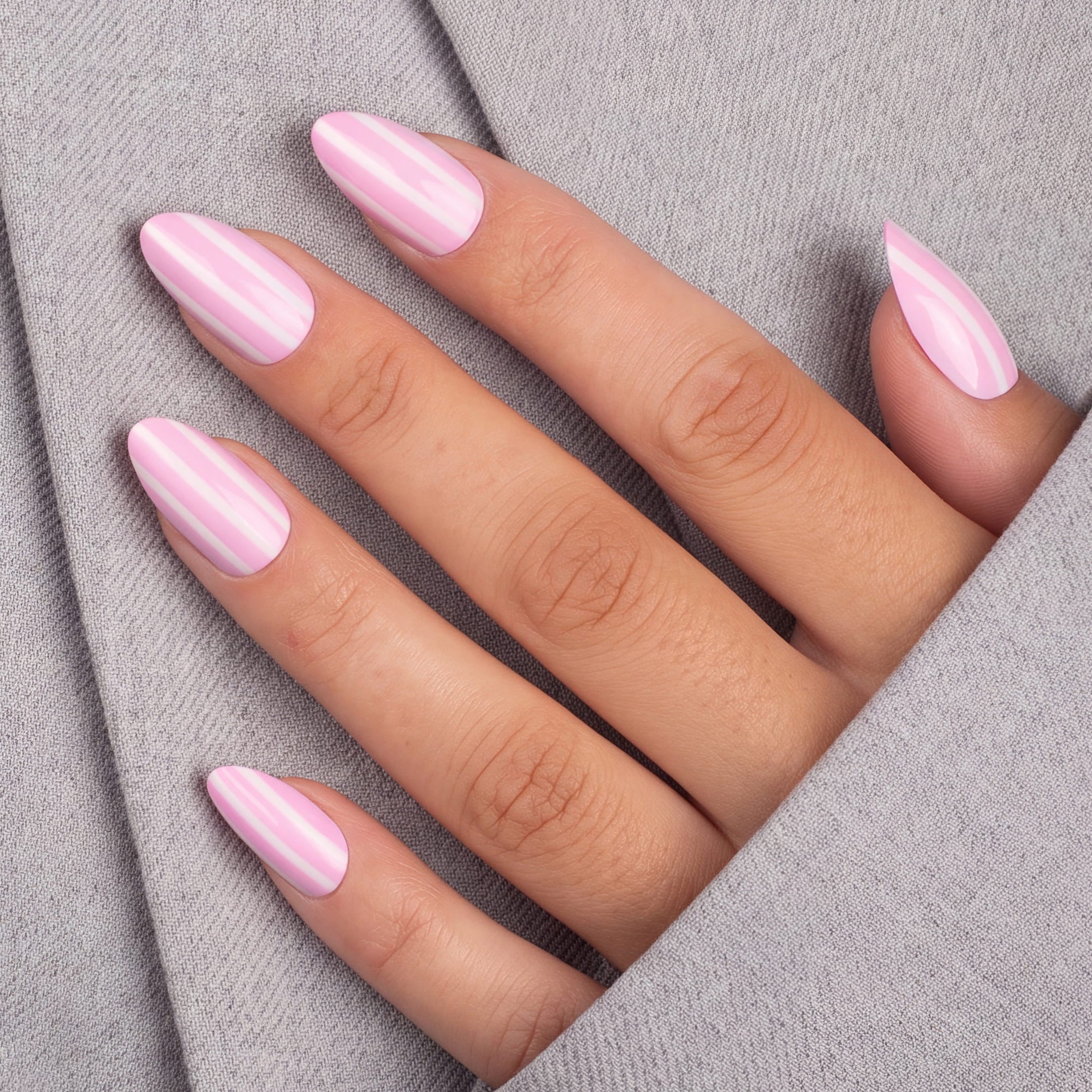 Sorbet Stripes Almond är press-on naglar i vår klassiska almond-form med en randig design i rosa och vita toner.