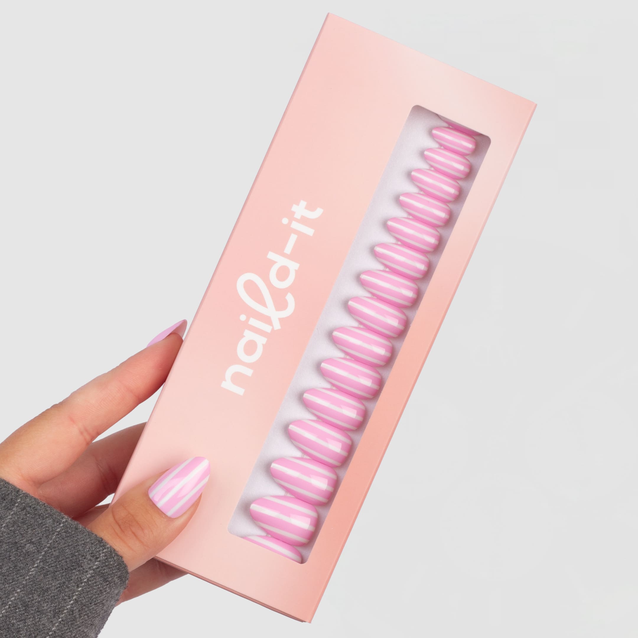 Sorbet Stripes Almond är press-on naglar i vår klassiska almond-form med en randig design i rosa och vita toner.