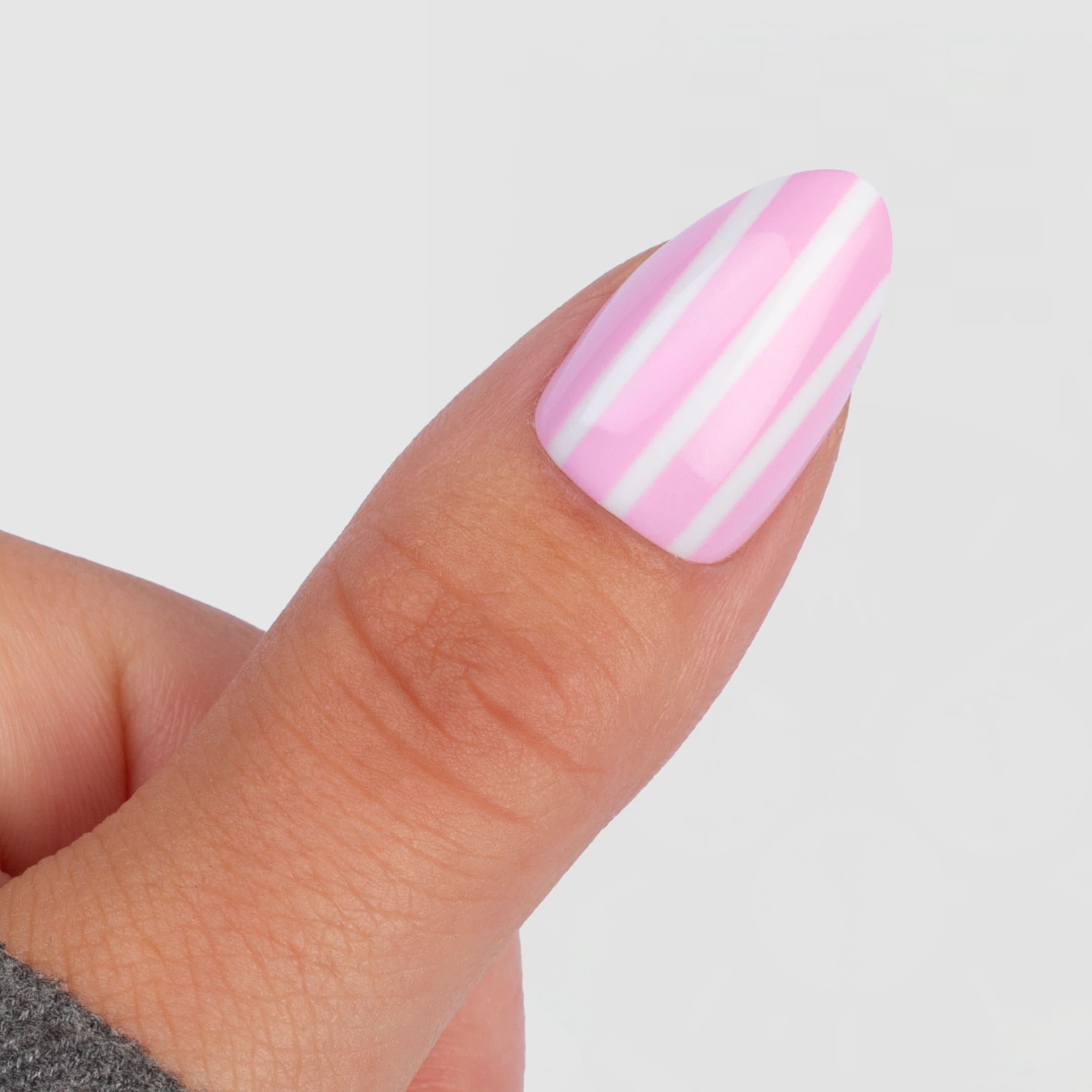 Sorbet Stripes Almond är press-on naglar i vår klassiska almond-form med en randig design i rosa och vita toner.