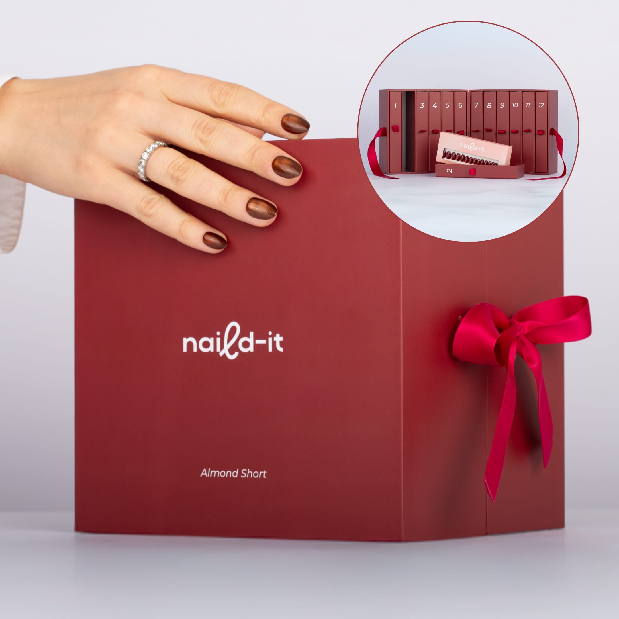 Sveriges första press-on-julkalender. 12 luckor med fulla set press-ons i Almond Short – vår bästsäljande korta och vardagsvänliga form. Plus en exklusiv juldesign som bara finns i kalendern.