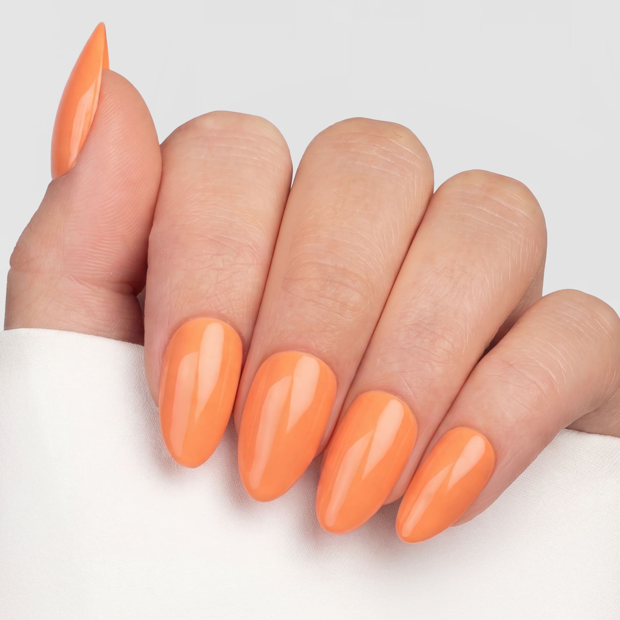 Tangerine Almond är press-on naglar i en mjuk och pigg orange nyans med högblank, gel-liknande finish.