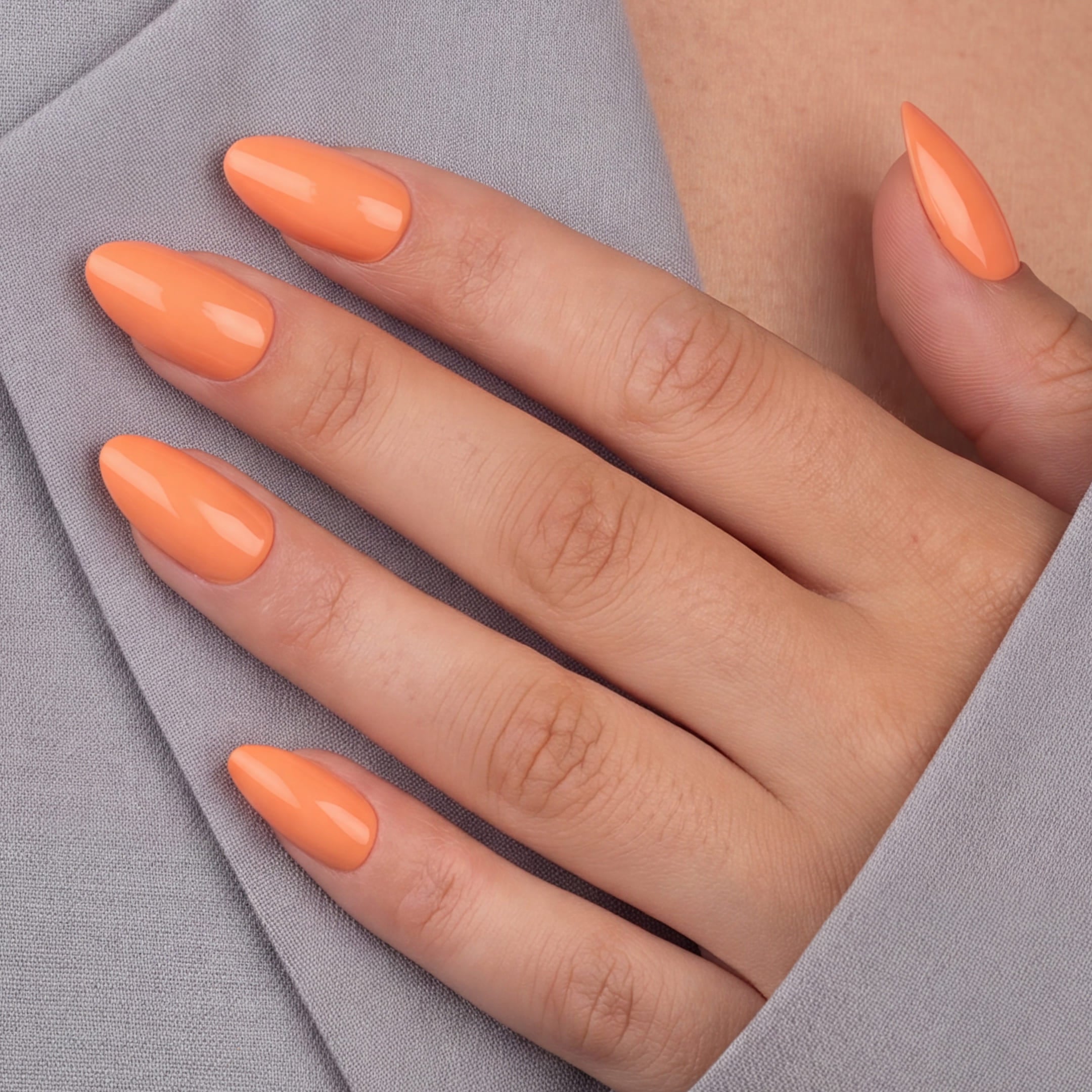 Tangerine Almond är press-on naglar i en mjuk och pigg orange nyans med högblank, gel-liknande finish.