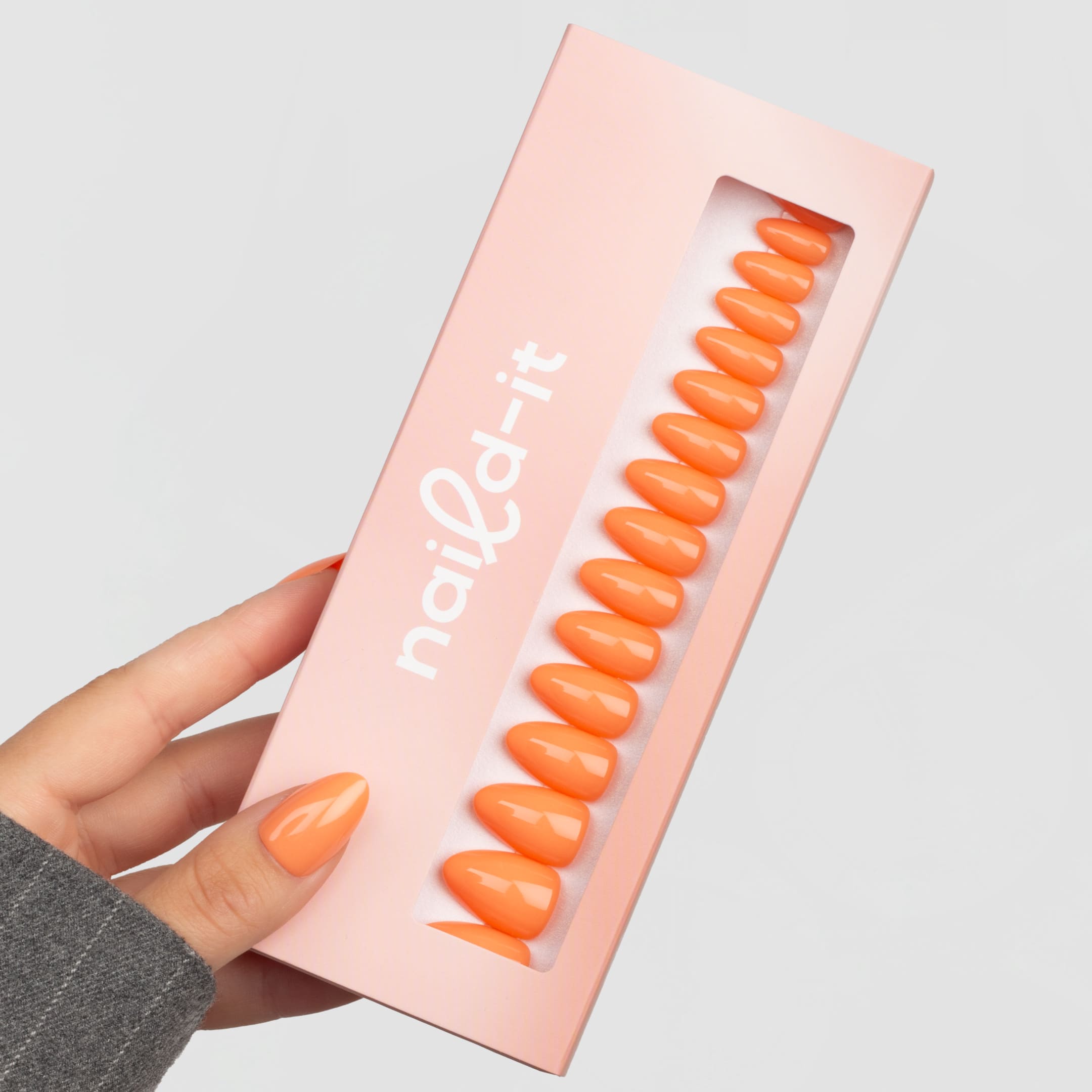 Tangerine Almond är press-on naglar i en mjuk och pigg orange nyans med högblank, gel-liknande finish.