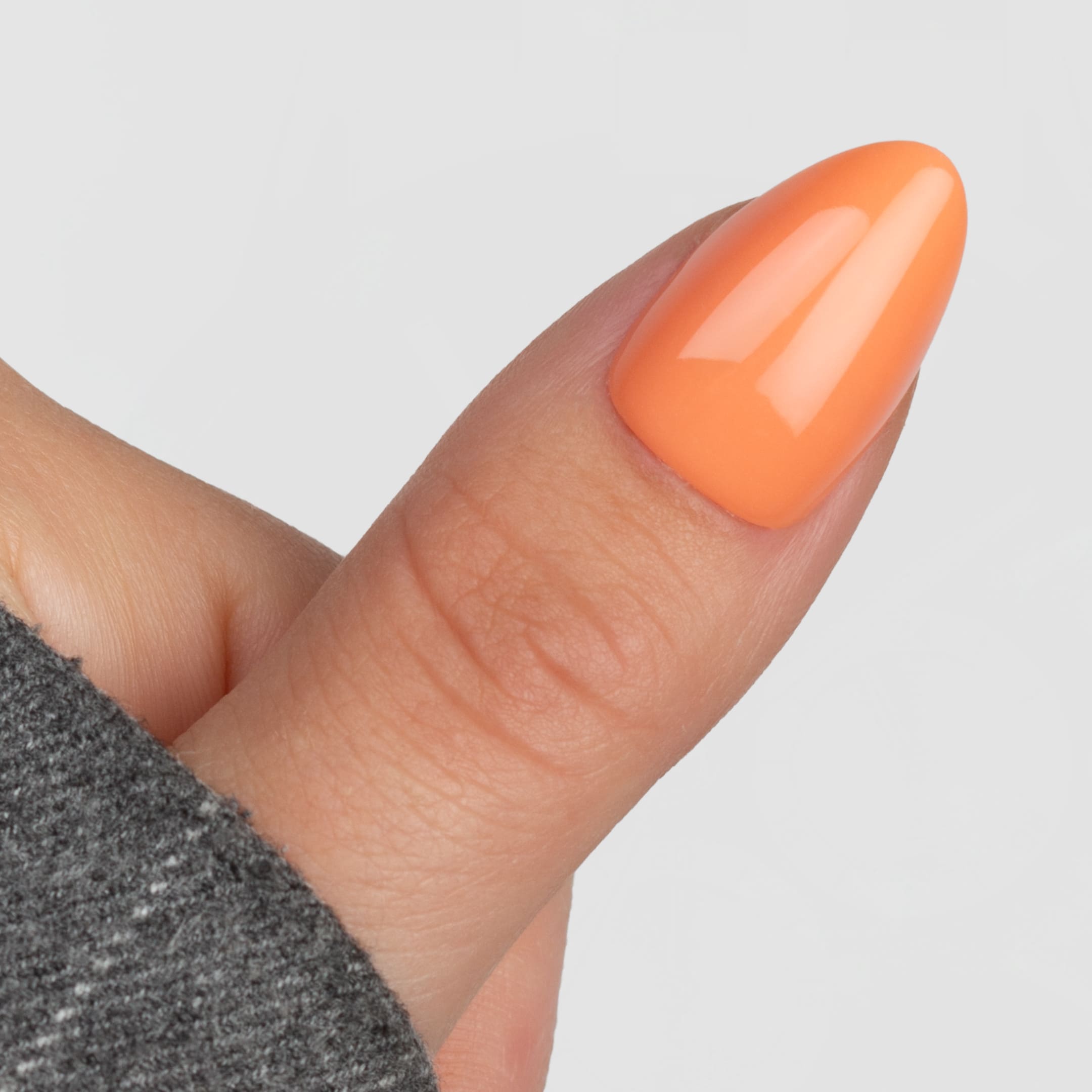 Tangerine Almond är press-on naglar i en mjuk och pigg orange nyans med högblank, gel-liknande finish.