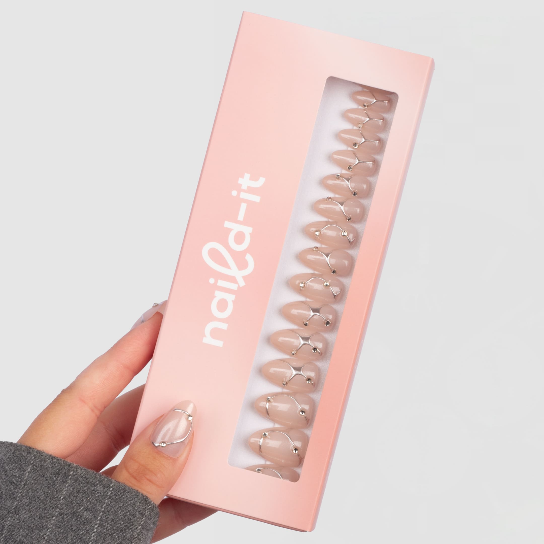 Web Piercing Almond är press-ons i vår klassiska almond-form med en nude bas och silvriga piercingdetaljer.