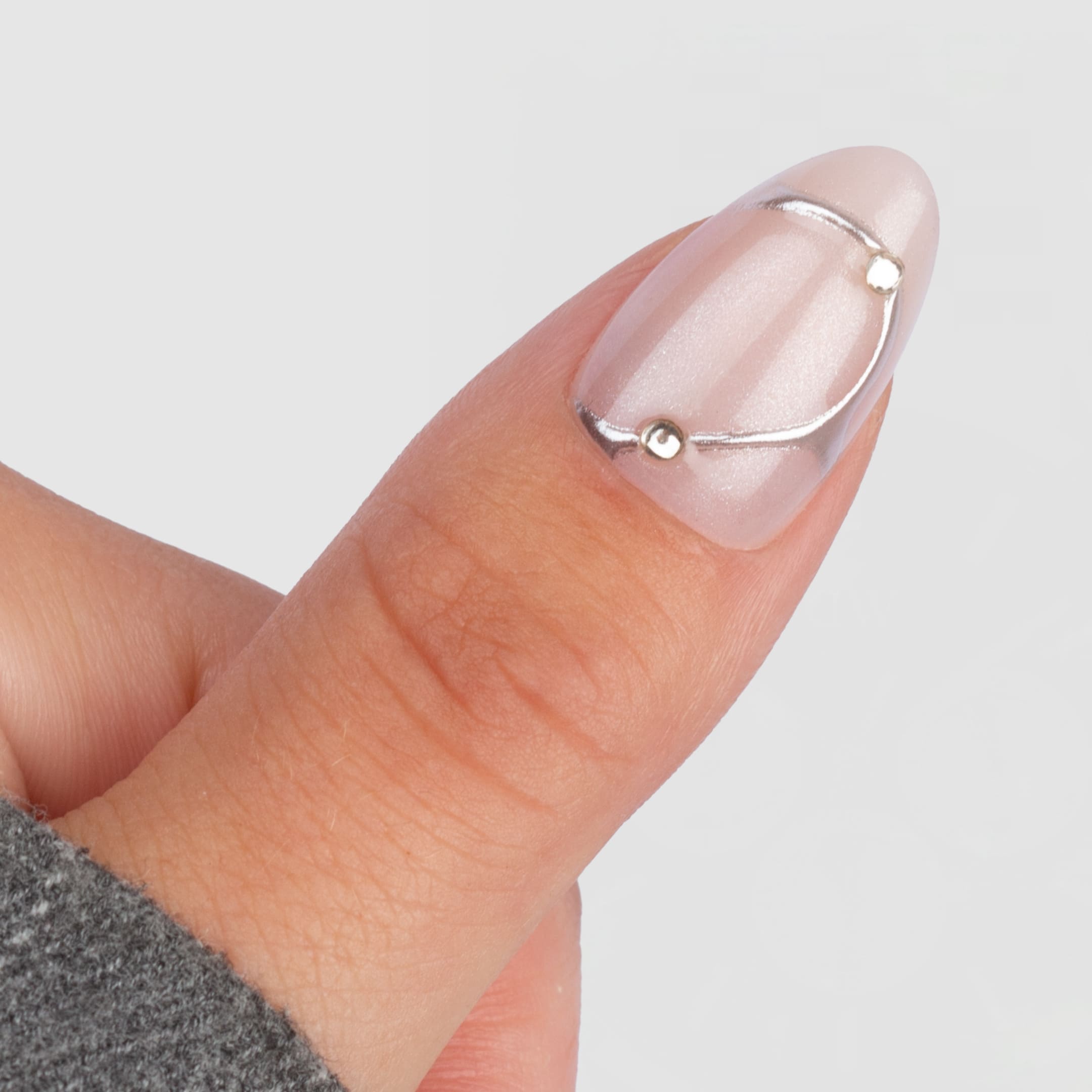Web Piercing Almond är press-ons i vår klassiska almond-form med en nude bas och silvriga piercingdetaljer.
