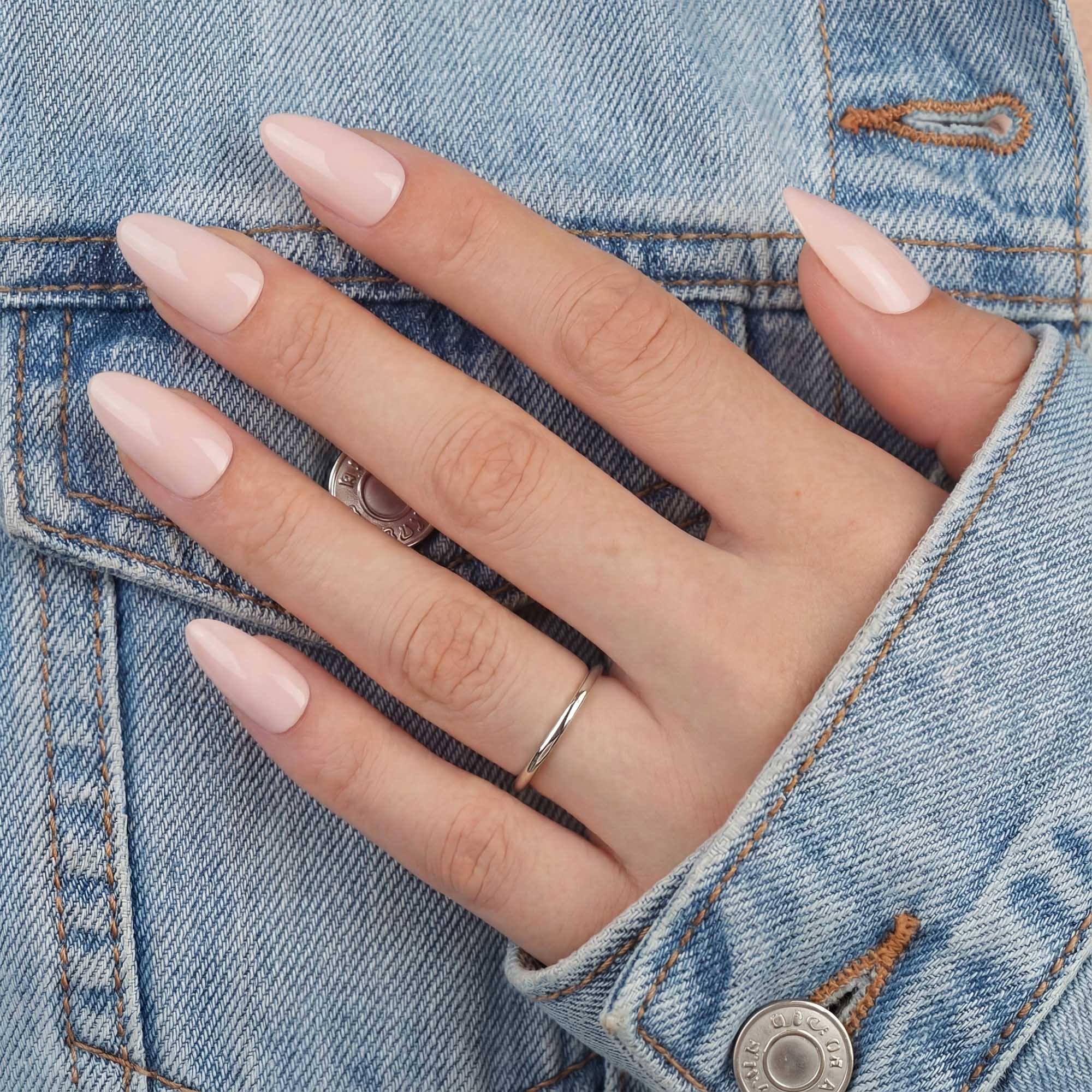 Ballet Blush Almond press-on lösnaglar i almondform med mjuk nude-rosa nyans och glansig finish