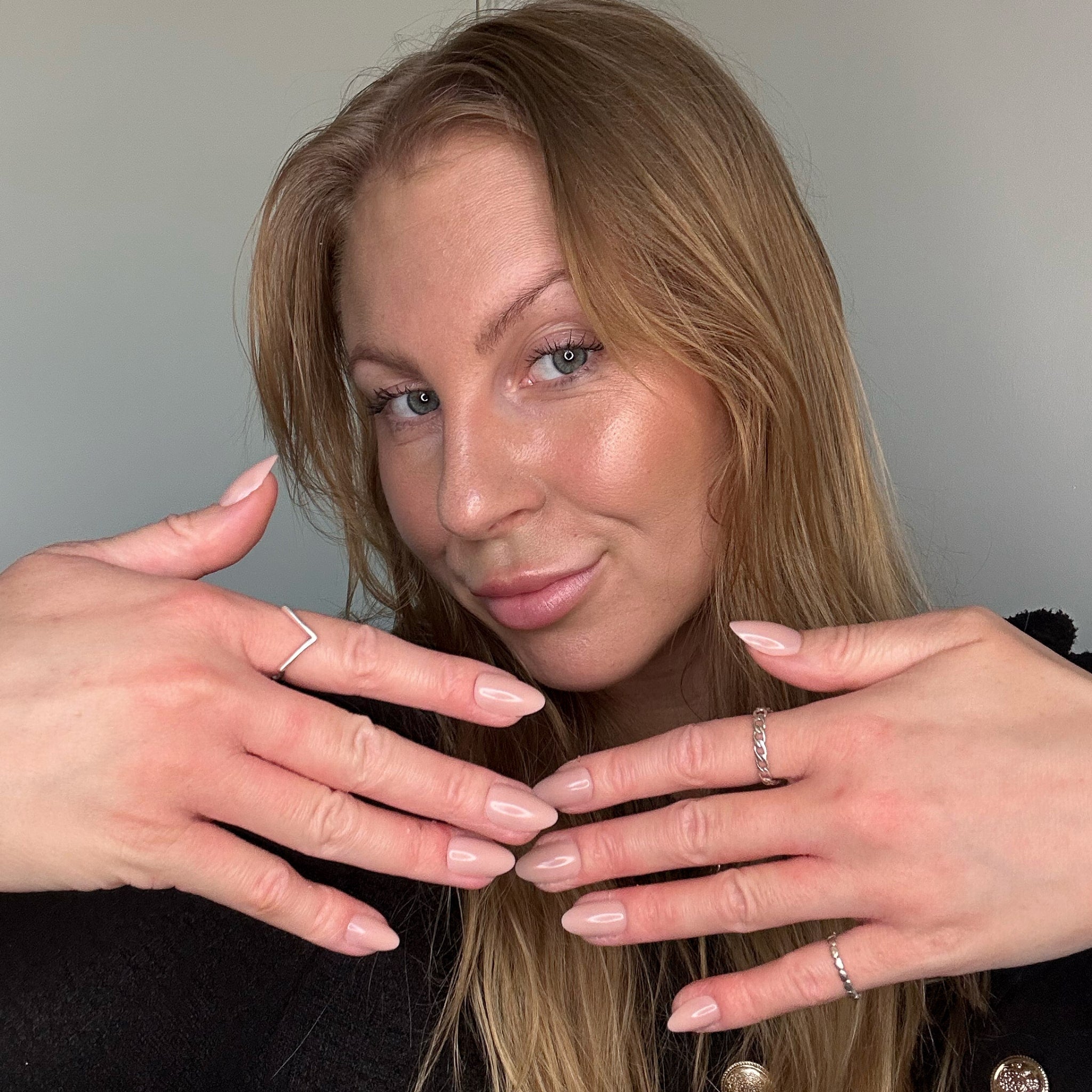 Ballet Blush Almond press-on lösnaglar i almondform med mjuk nude-rosa nyans och glansig finish