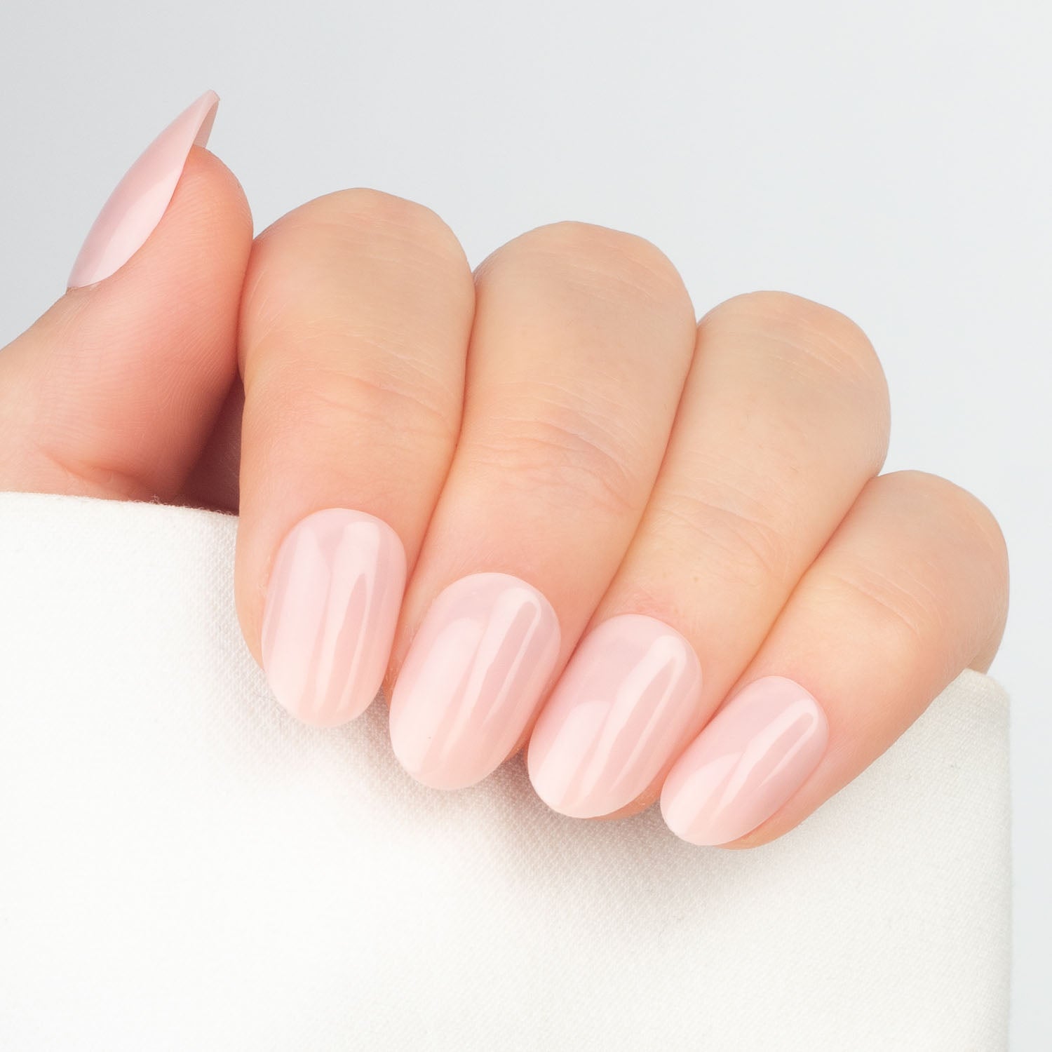 Ballet Blush Oval press-on lösnaglar i ovalform med ljusrosa nyans och naturlig, glansig finish