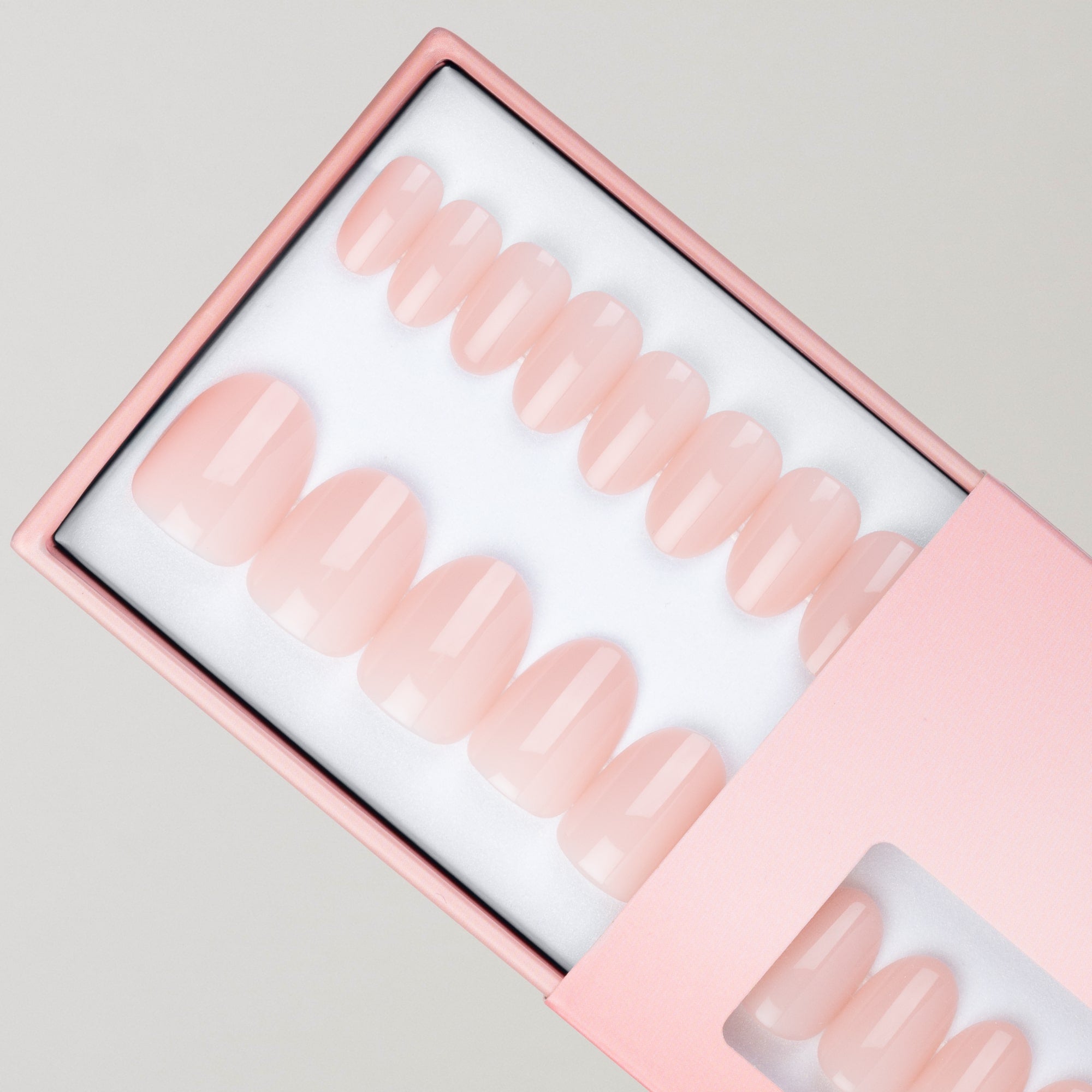Ballet Blush Oval press-on lösnaglar i ovalform med ljusrosa nyans och naturlig, glansig finish