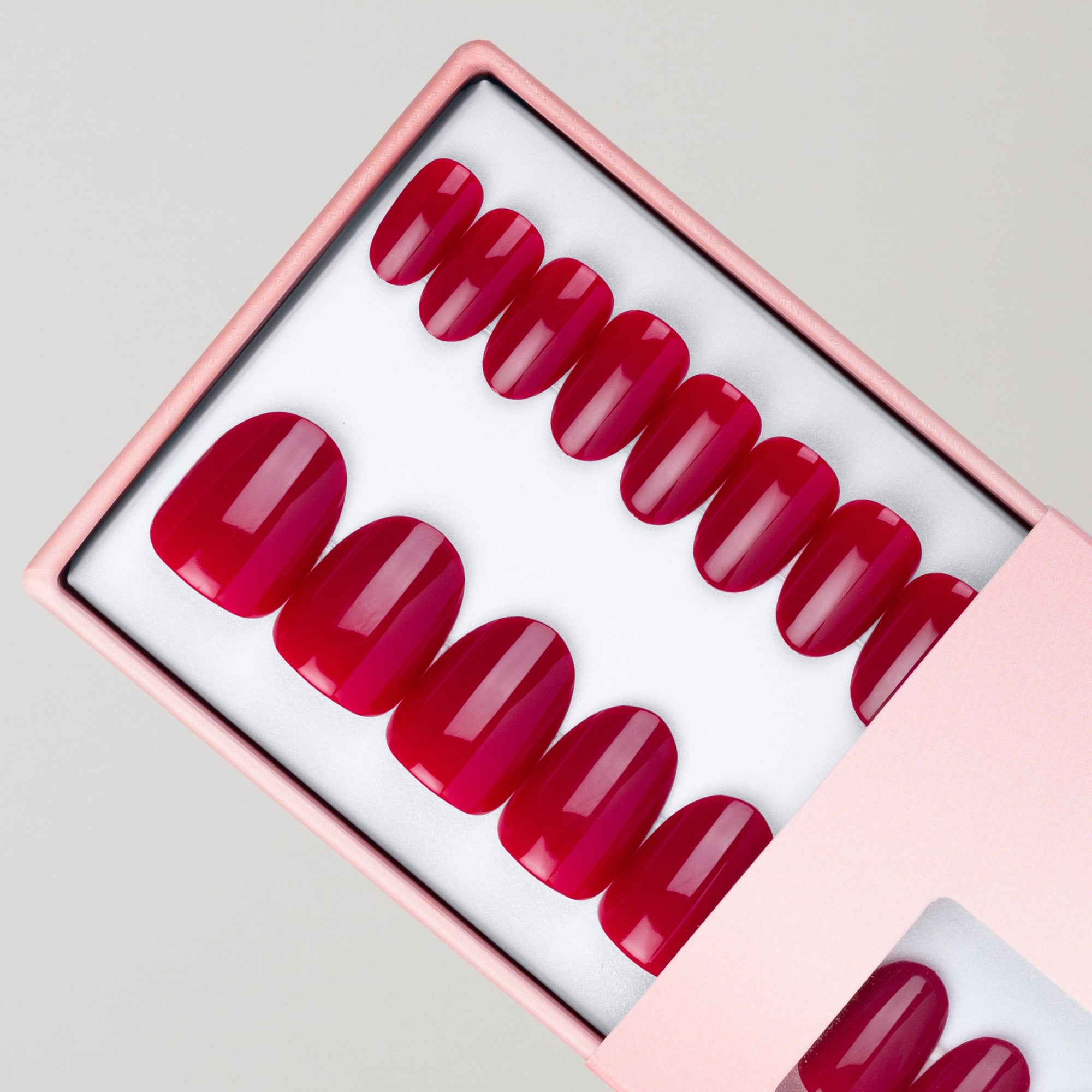 Berry Oval press-on lösnaglar i ovalform med djup bärig nyans och glansig finish